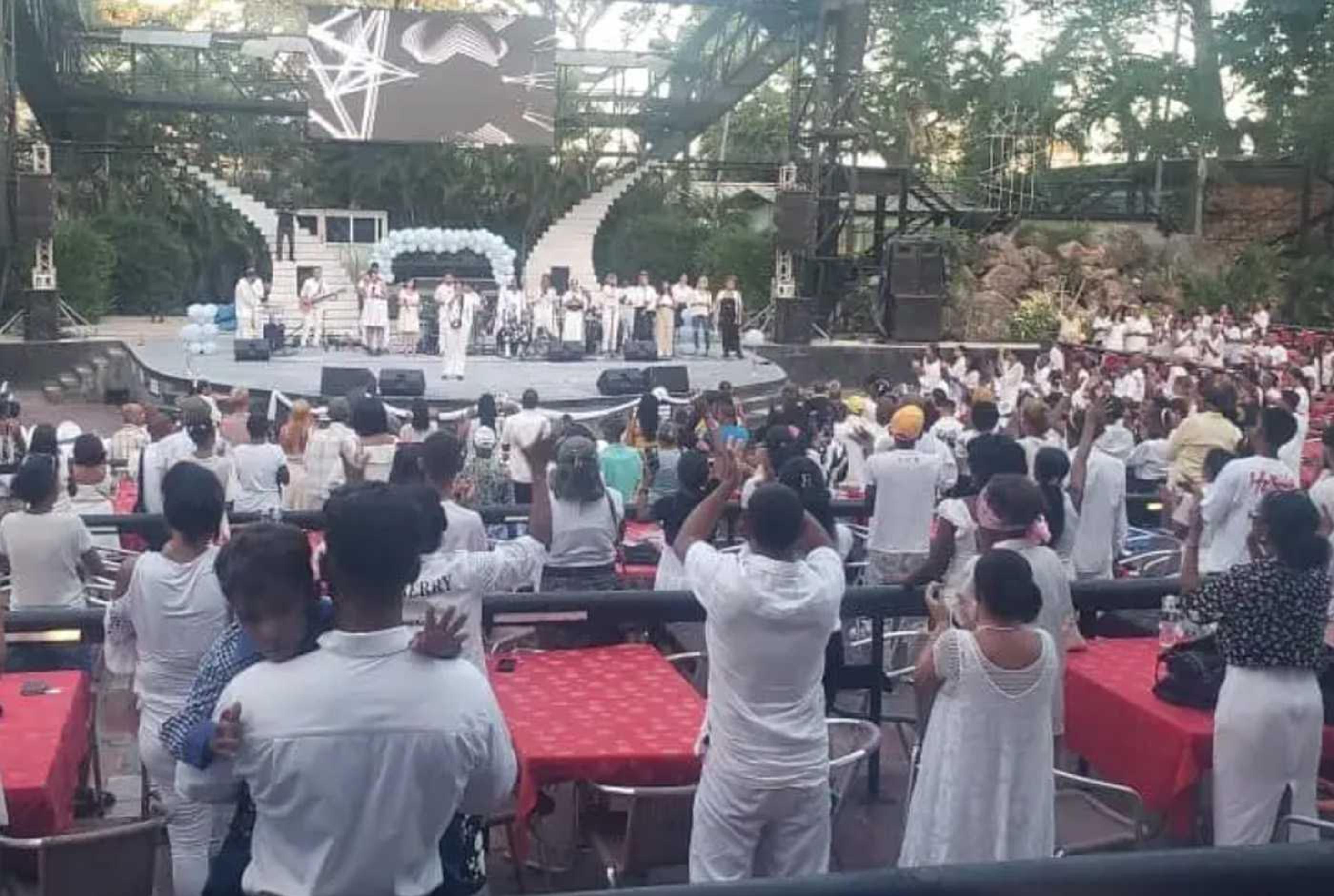 Gudstjänsten på Tropicana Santiago innan den avbröts av myndigheterna (bild: Diario de Cuba/Yanet Argüelles/Facebook).