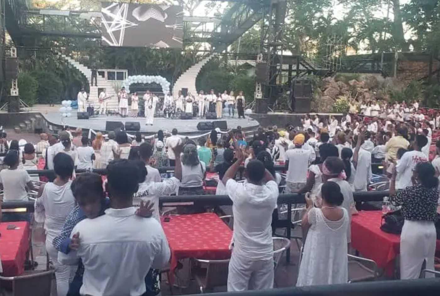 Gudstjänsten på Tropicana Santiago innan den avbröts av myndigheterna (bild: Diario de Cuba/Yanet Argüelles/Facebook).