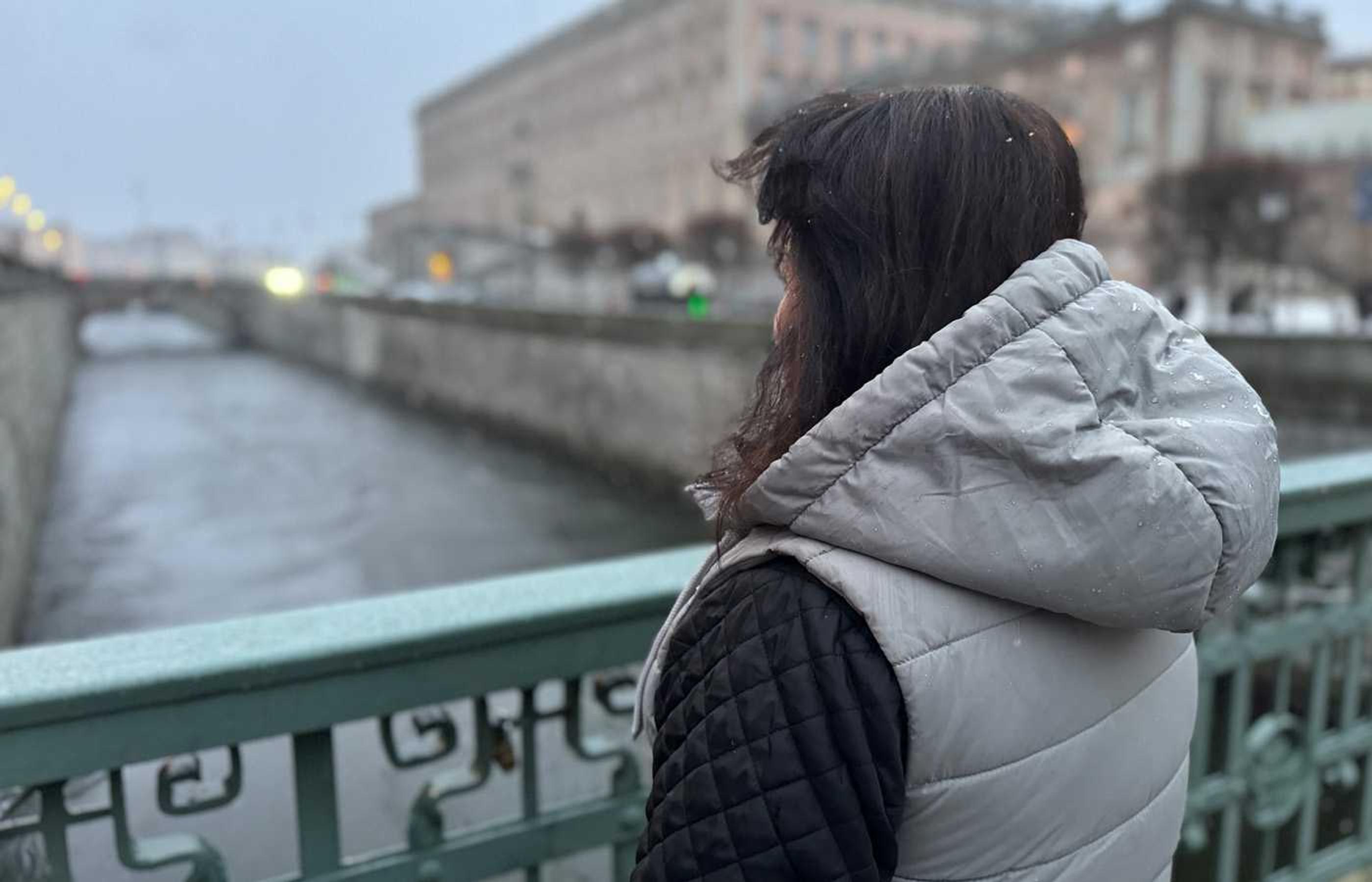 Rita utanför riksdagshuset i Stockholm, efter att hon hade medverkat i ett seminarium om förföljelse i Mellanöstern.