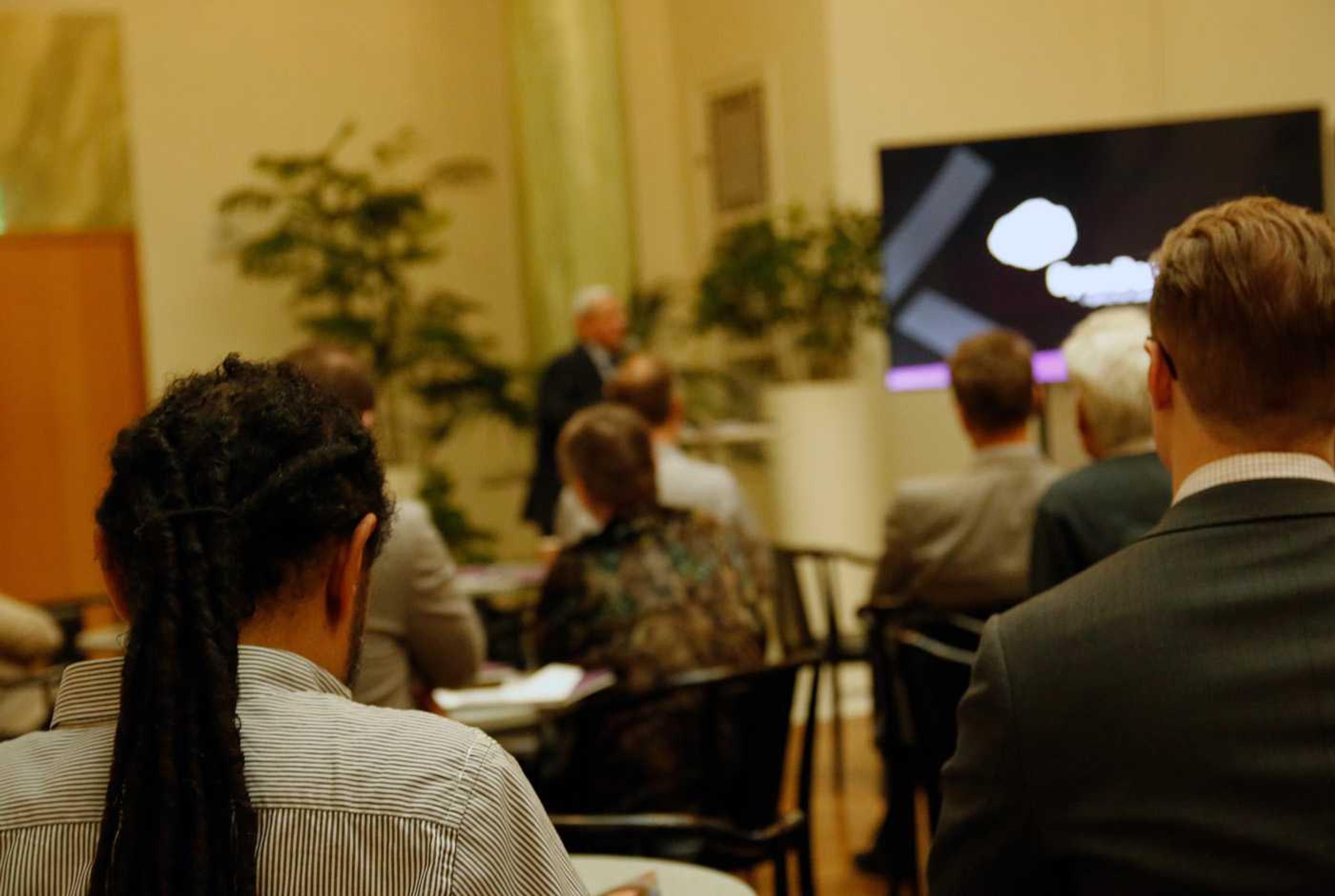 Michael från Egypten talar under riksdagsseminariet.