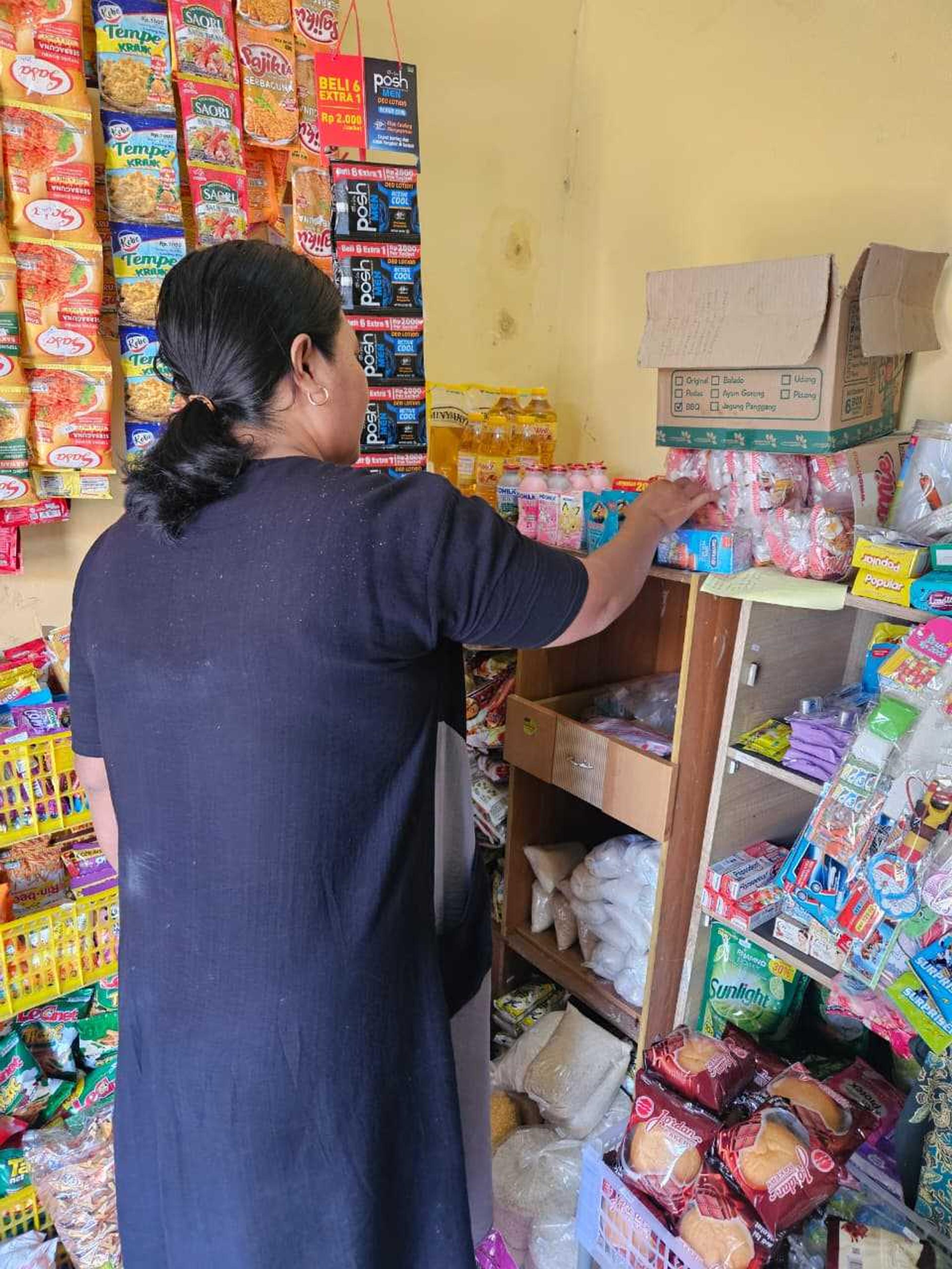 Mariam in her shop