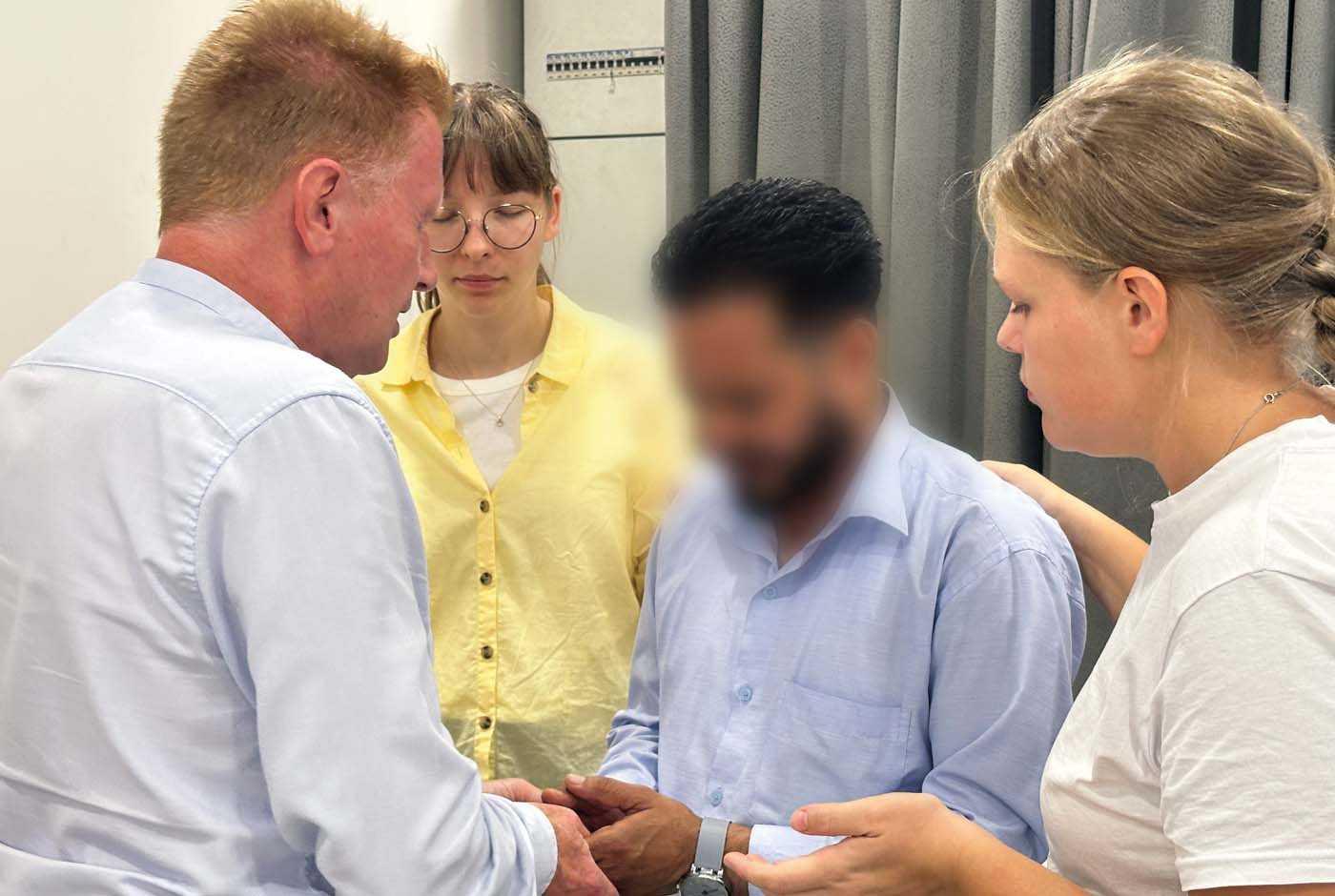 Anders och ett par andra resenärer ber för en av de kristna som de mötte i Indien.