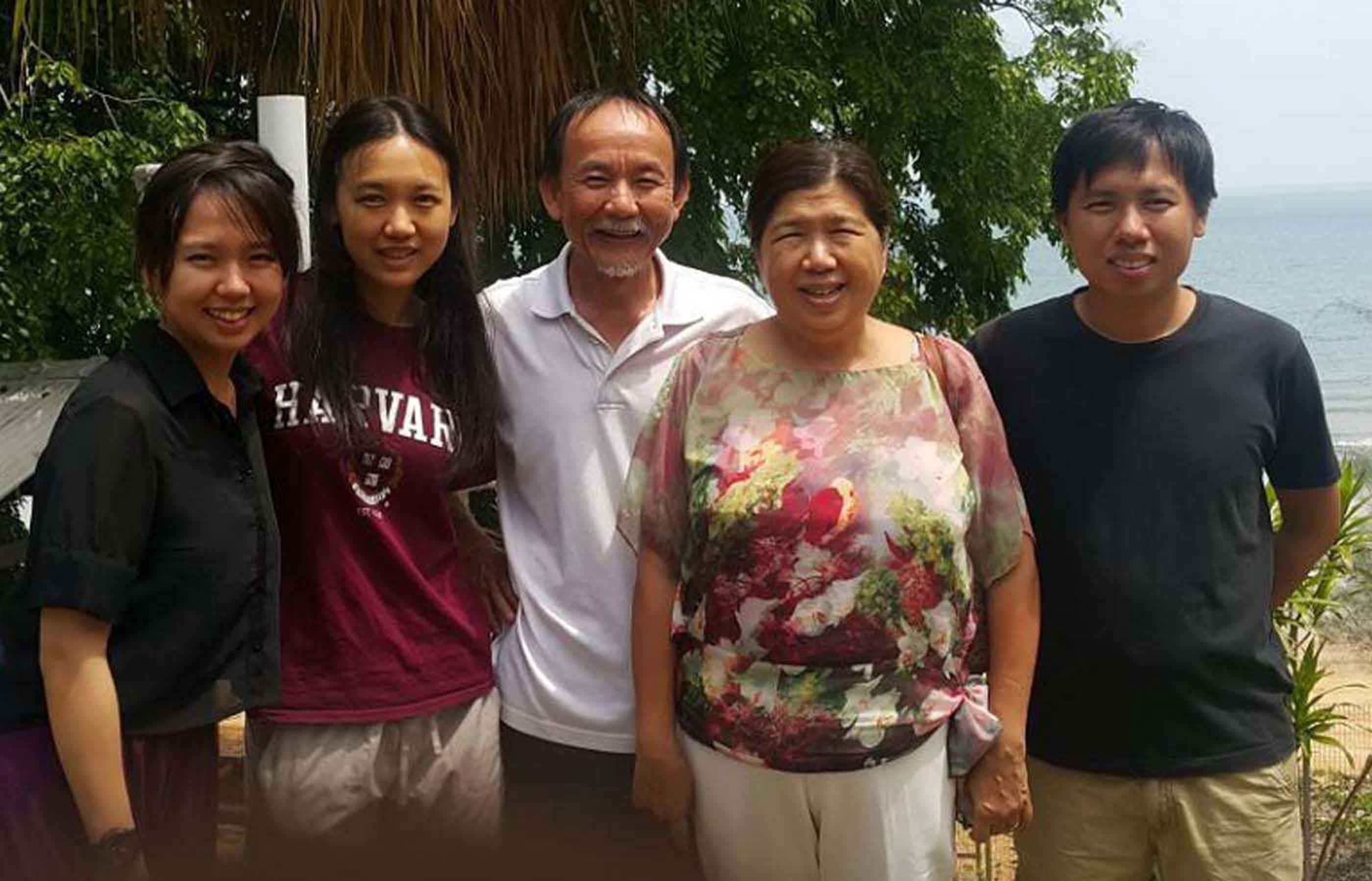 Raymond och Susanna Koh tillsammans med sina barn Jonathan, Esther och Elizabeth, innan Raymond kidnappades 2017.