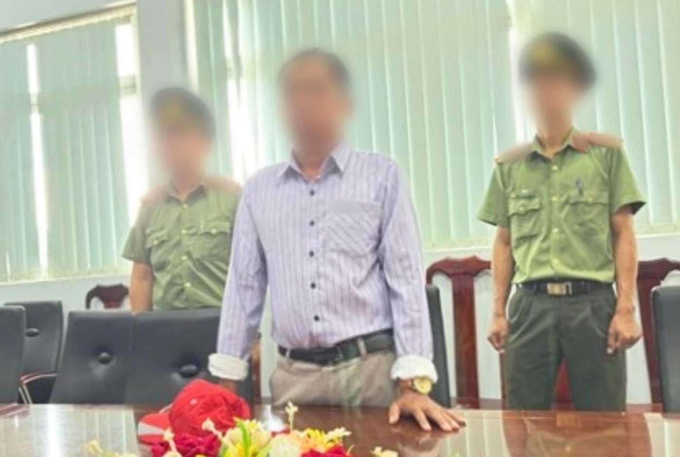 Pastor B'Khun på polisstationen.