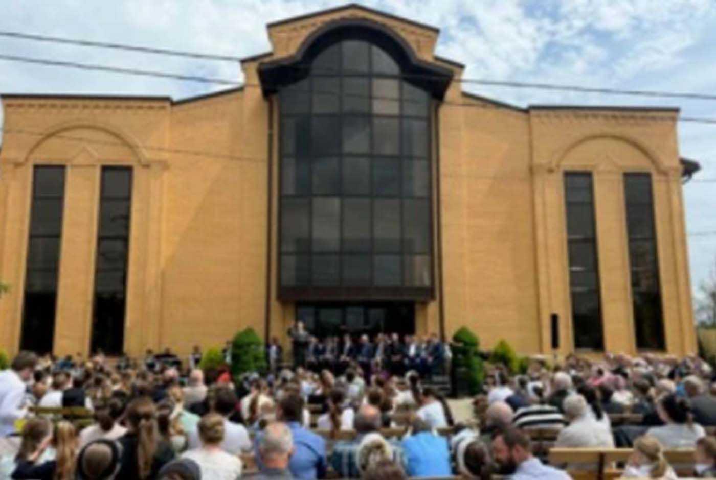Gudstjänst utanför den igenbommade kyrkan i Kurganinsk i södra Ryssland (bild: Baptist Council of Churches).