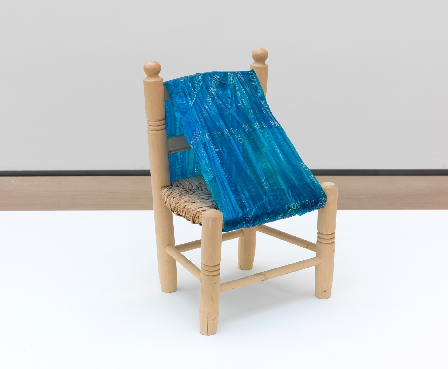 Réservé (I hold myself closed. Yo me mantengo aislado)