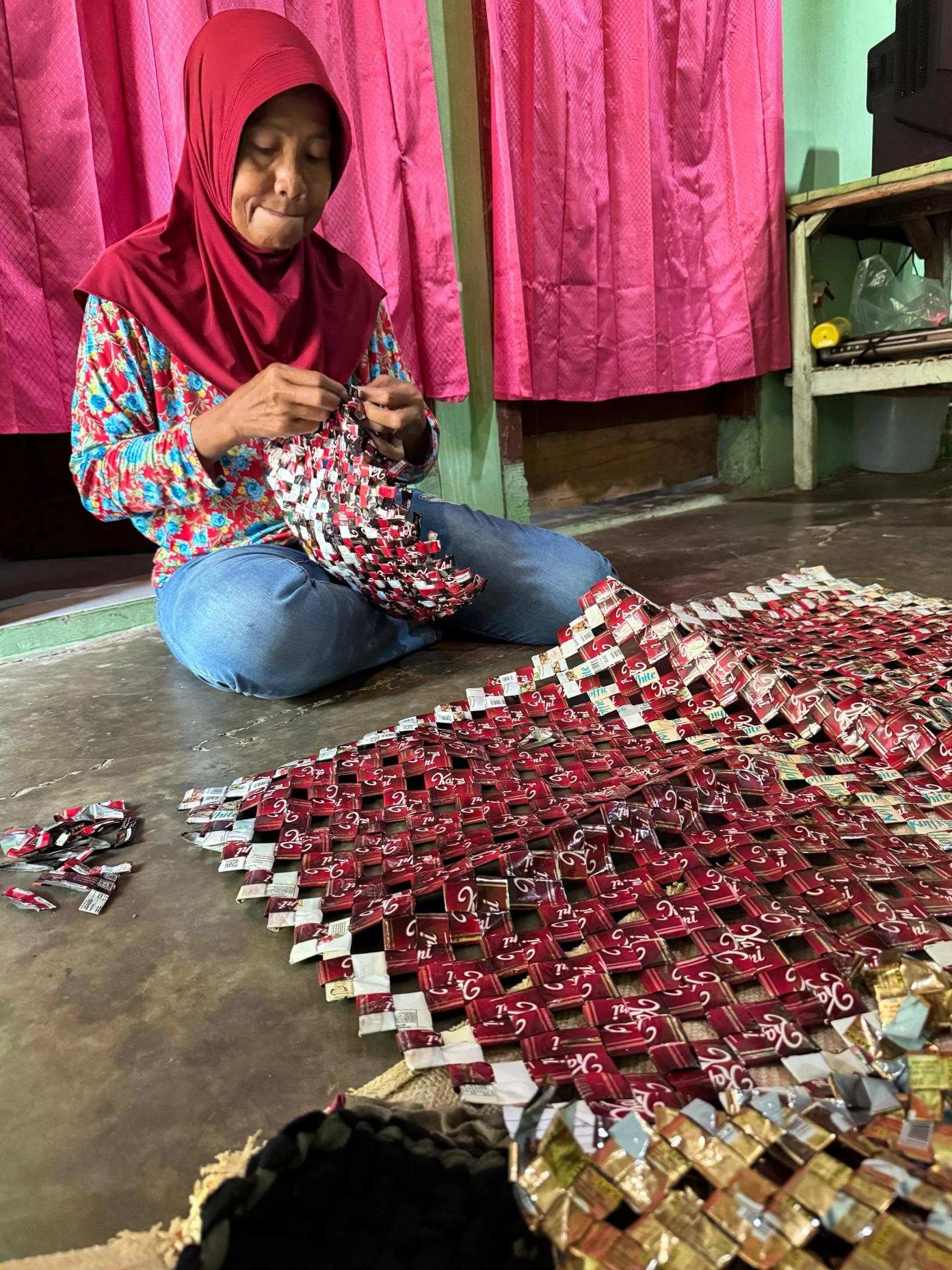 Gambar utama untuk Dari Sampah Menjadi Karya, Bu Sulastri Tunjukkan Cara Sederhana Menjaga Lingkungan