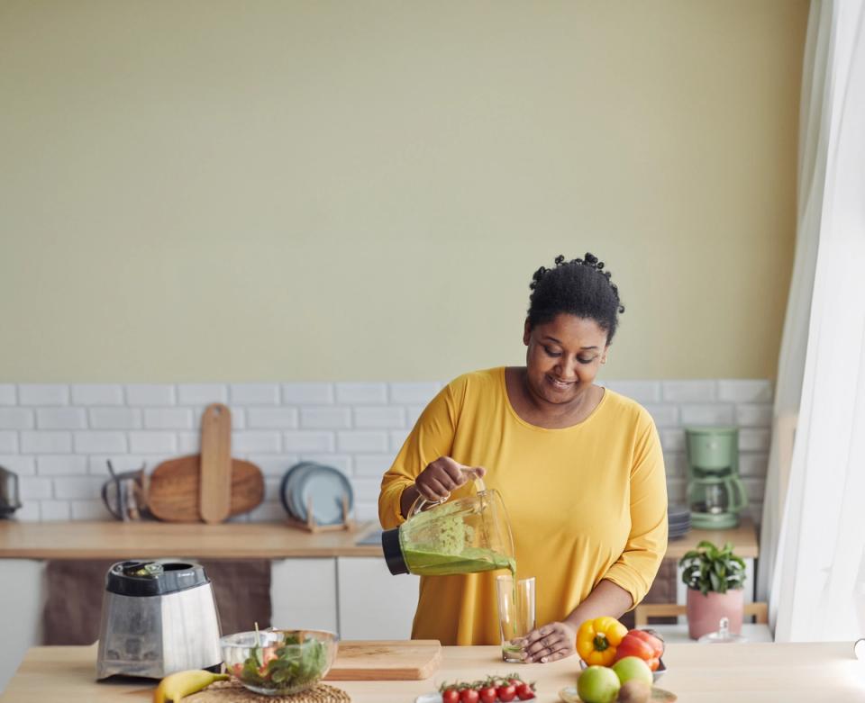woman preparing a smoothy drink
