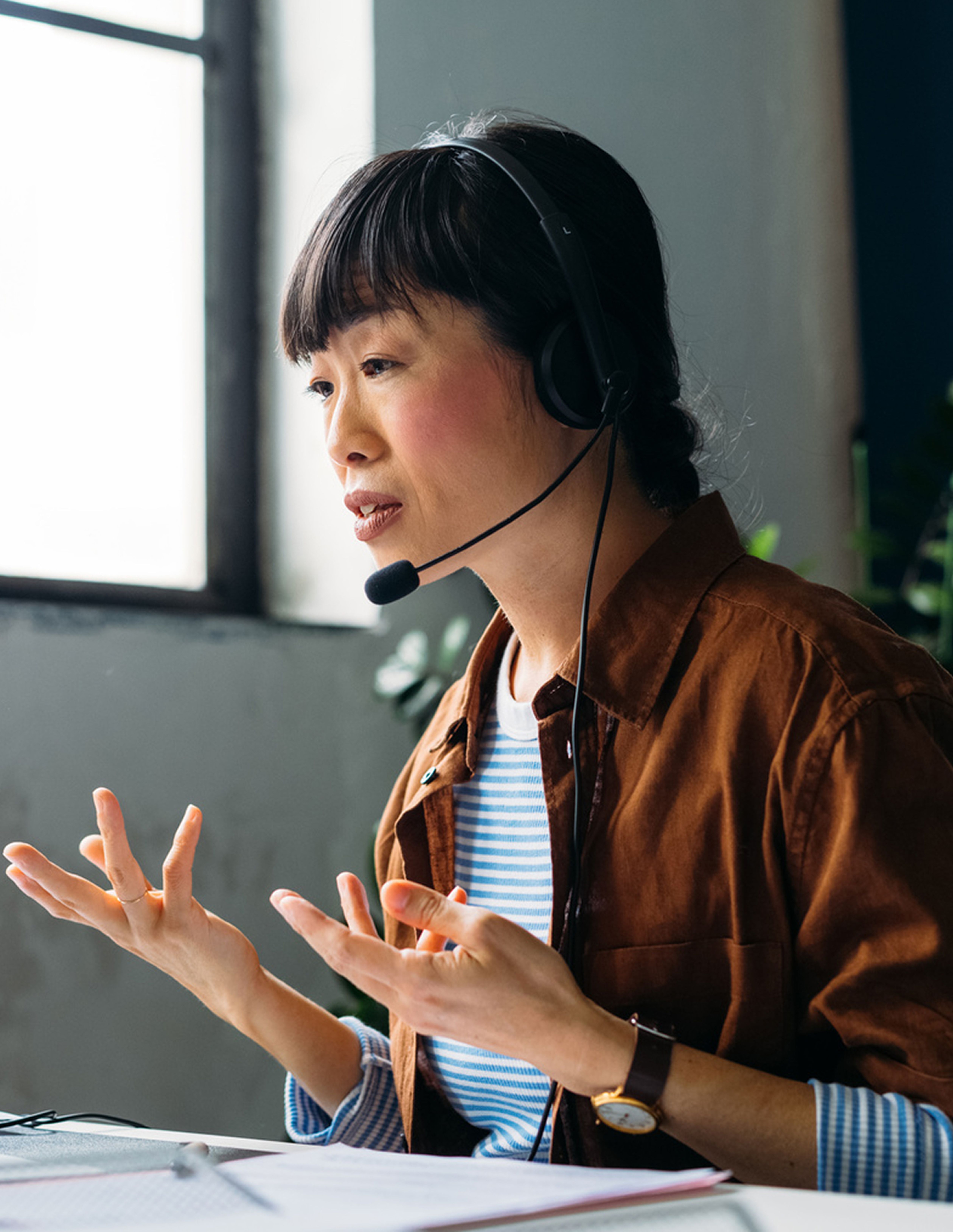Rightway pharmacy guide talking on headset helping a PBM member.