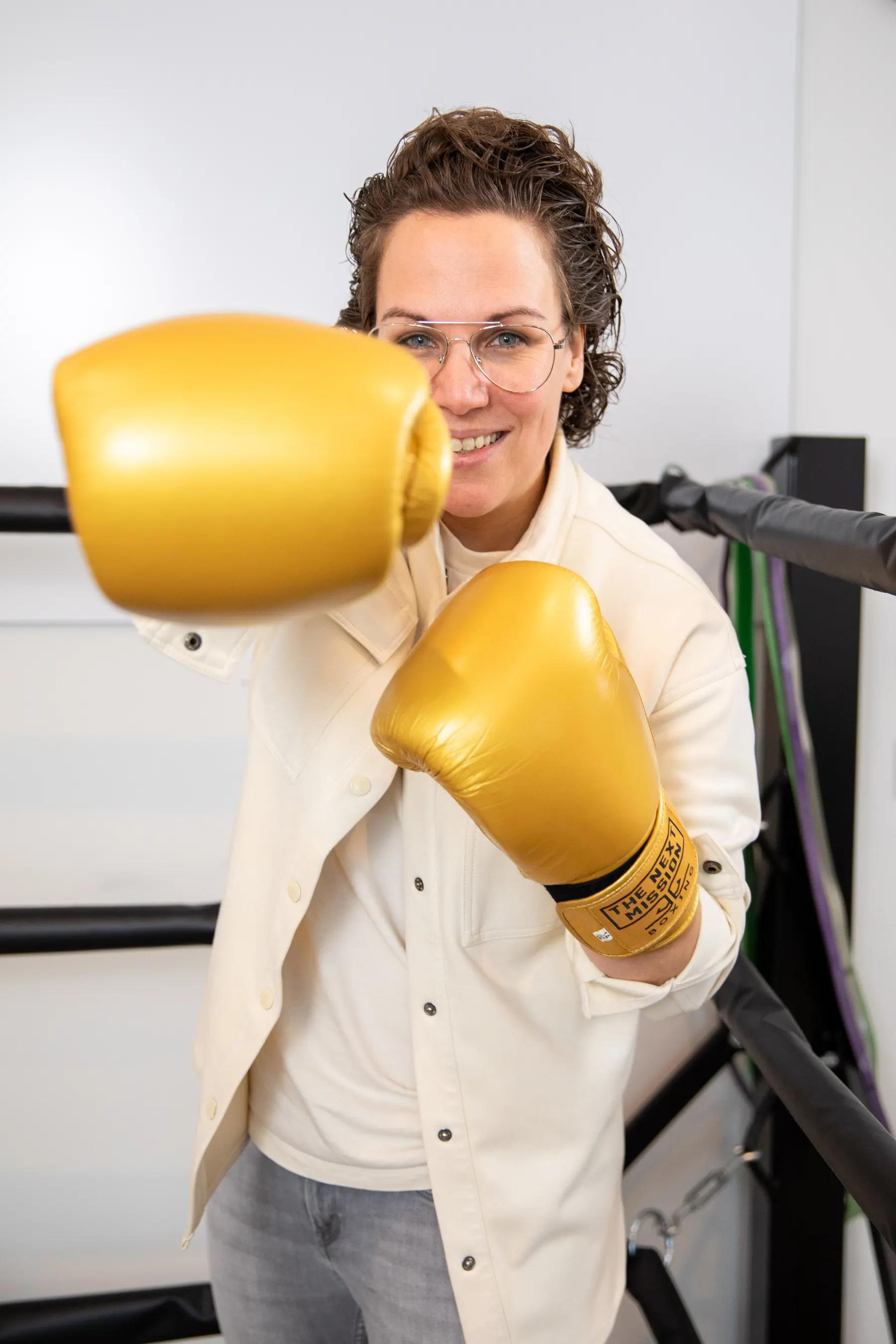 Samantha met gouden bokshandschoenen in de ring