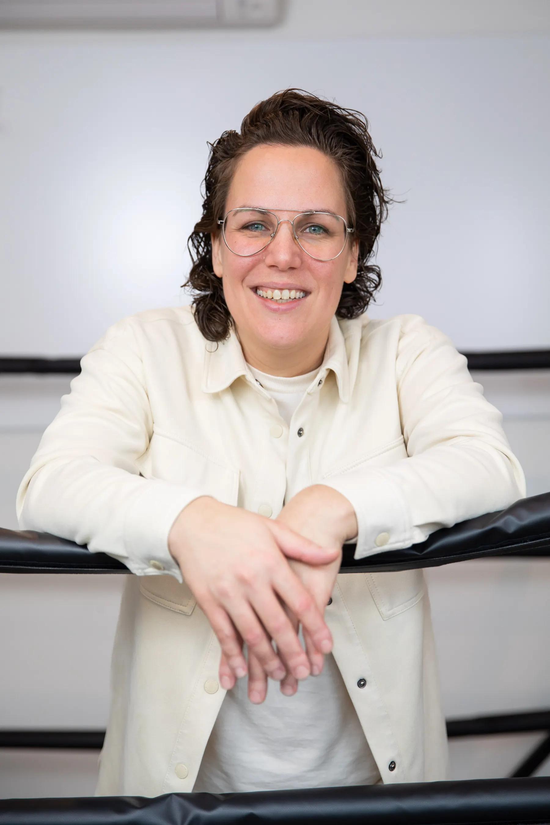 Samantha van der Werf leunt lachend op de touwen van de boksring