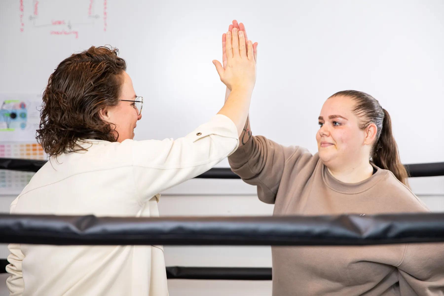 Samantha geeft een cliënt een high five