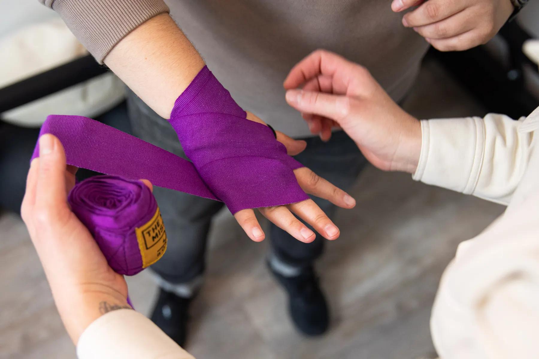 Bokshandschoenen en bandages worden omgedaan