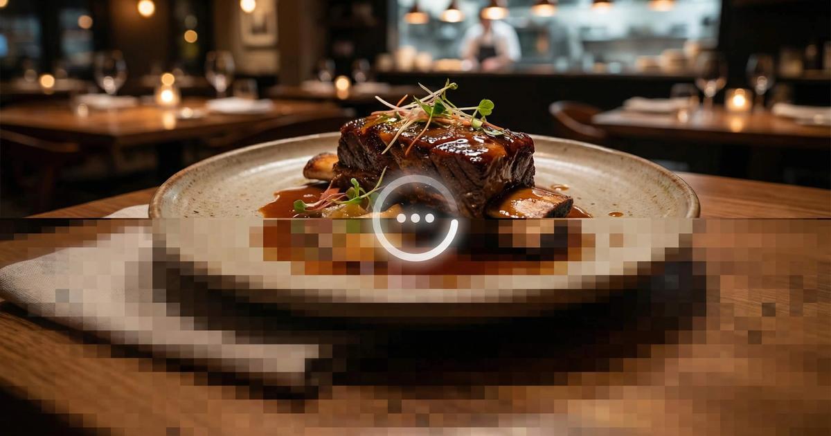 Een smakelijk restaurantgerecht dat slechts half geladen is met een laadicoon, wat de impact van een trage website snelheid symboliseert.