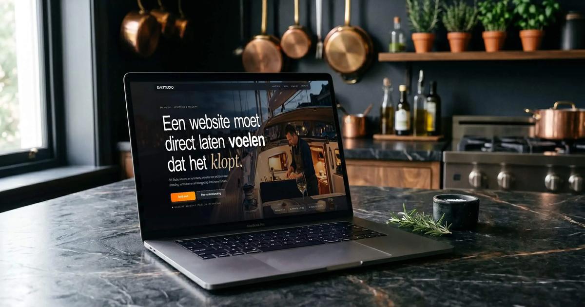 Laptop met de SW Studio website op een marmeren werkblad in een professionele keuken