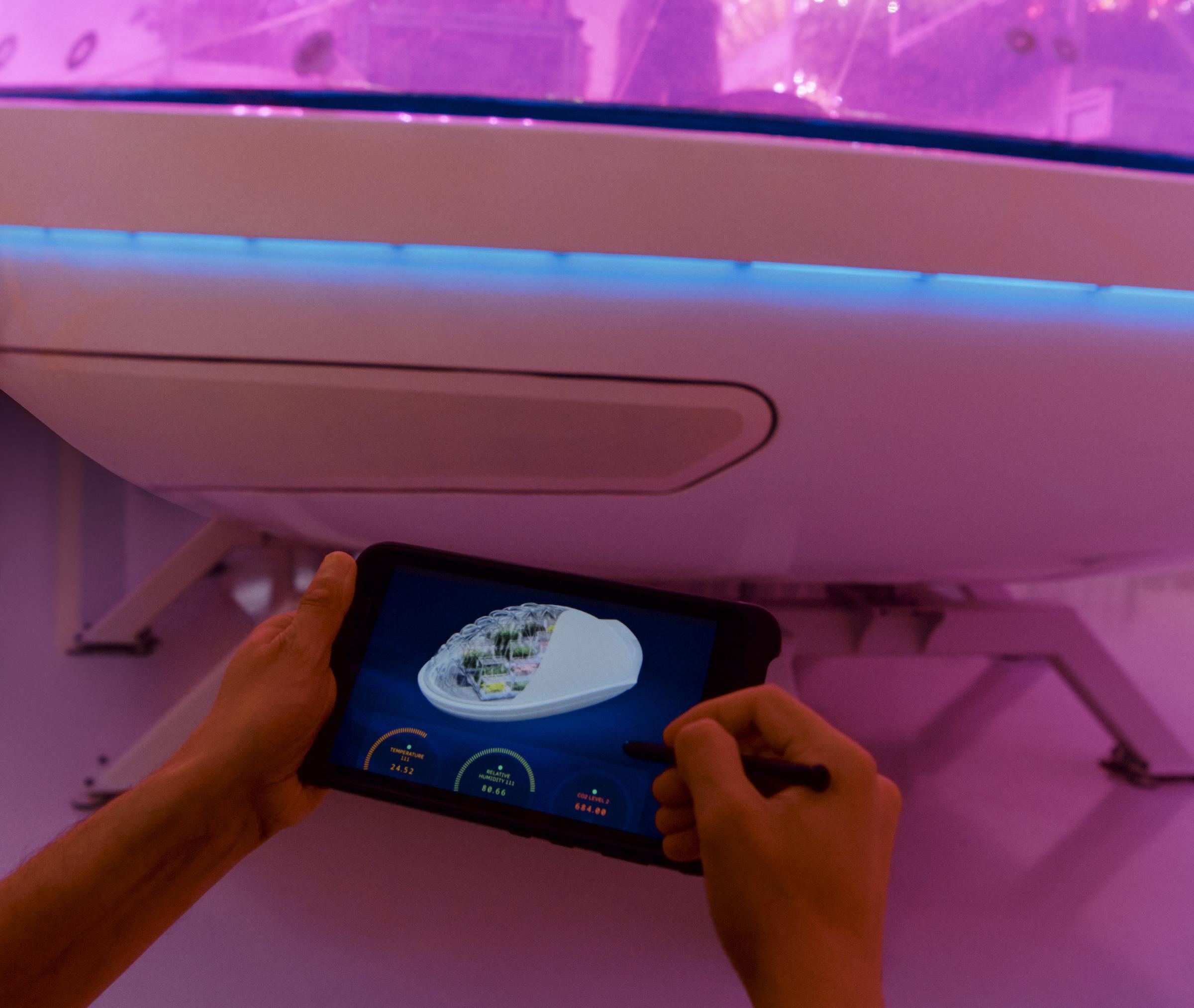 Person holding a Tablet