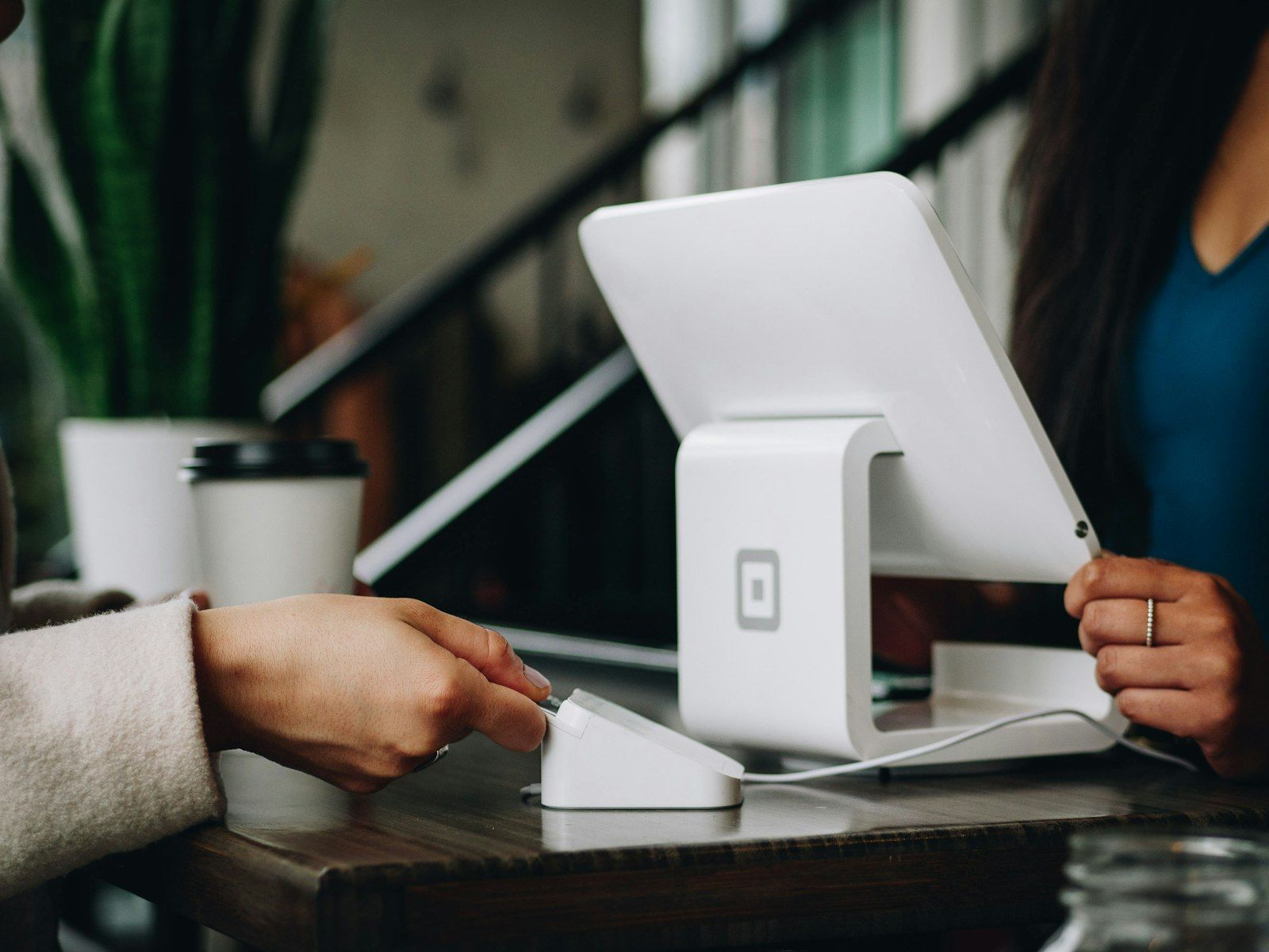 Customer support desk — AMW Support vs Zendesk
