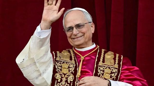 Pope Leo waving his hand