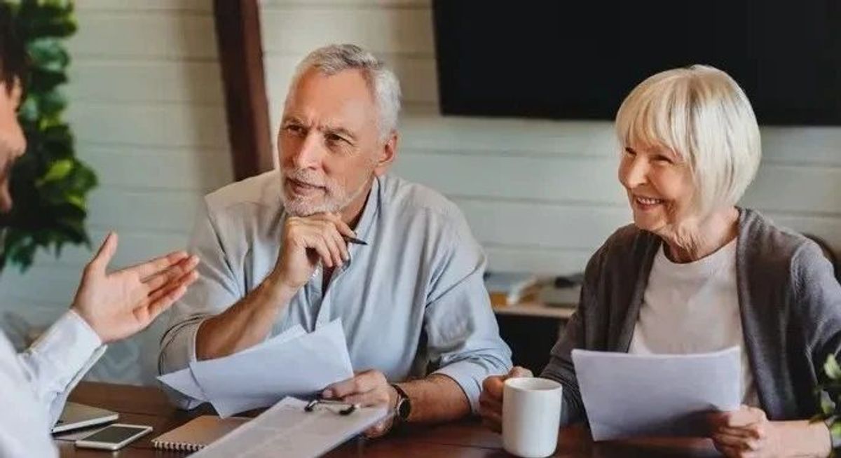 Financial advisor helping retirees make decisions about Social Security, taxes, withdrawals, and retirement income planning.