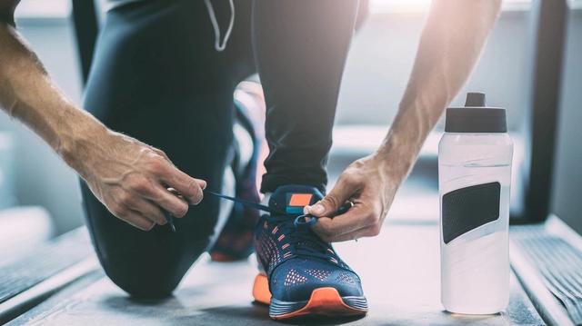 Tying shoe on trendmill