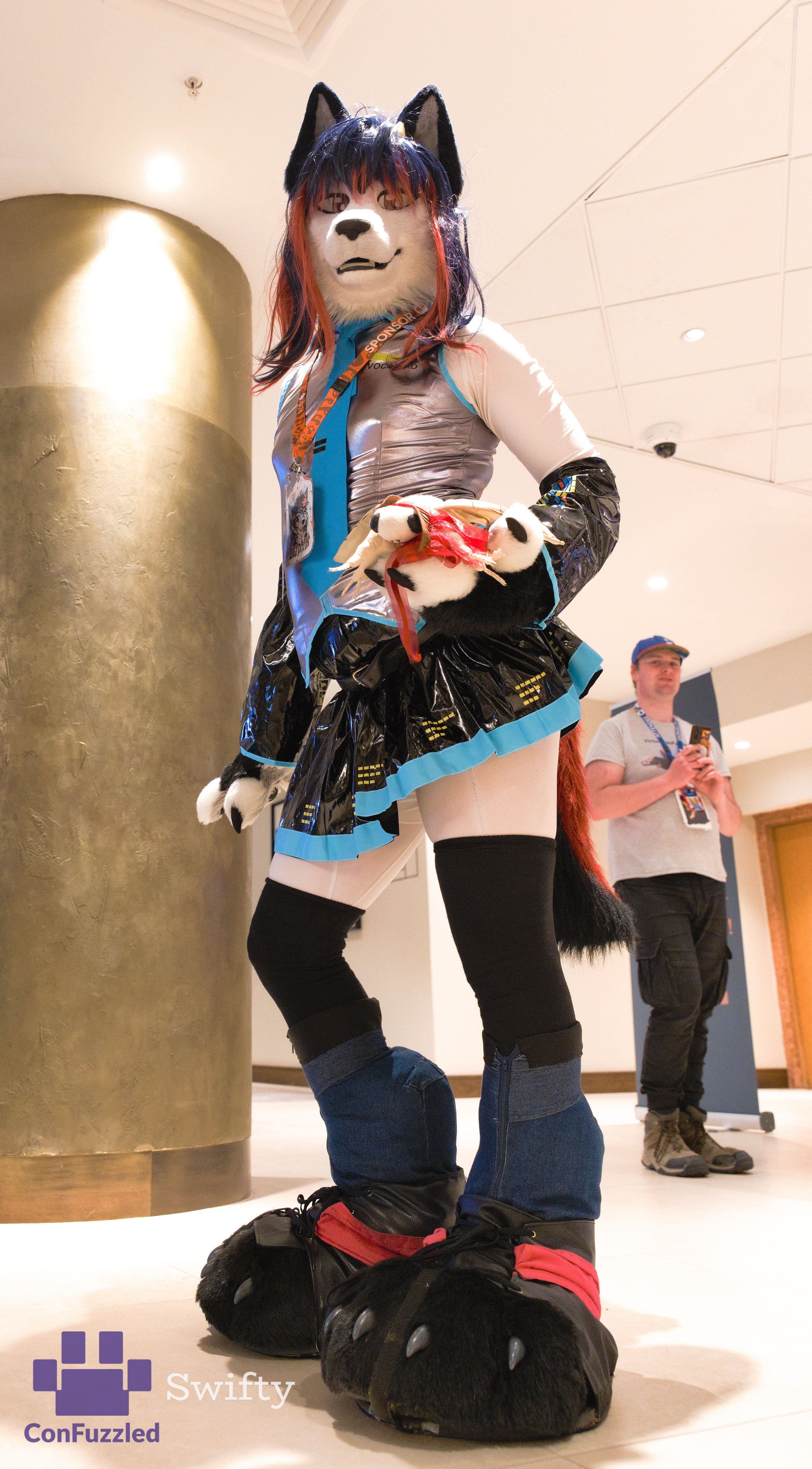 Zeydaan dressed as Hatsune Miku, holding Bean