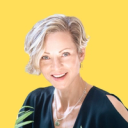 Juliette, co-founder of My City Plants, smiling in front of a yellow background