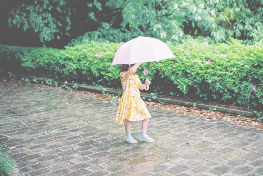 雨の日は、傘の練習
