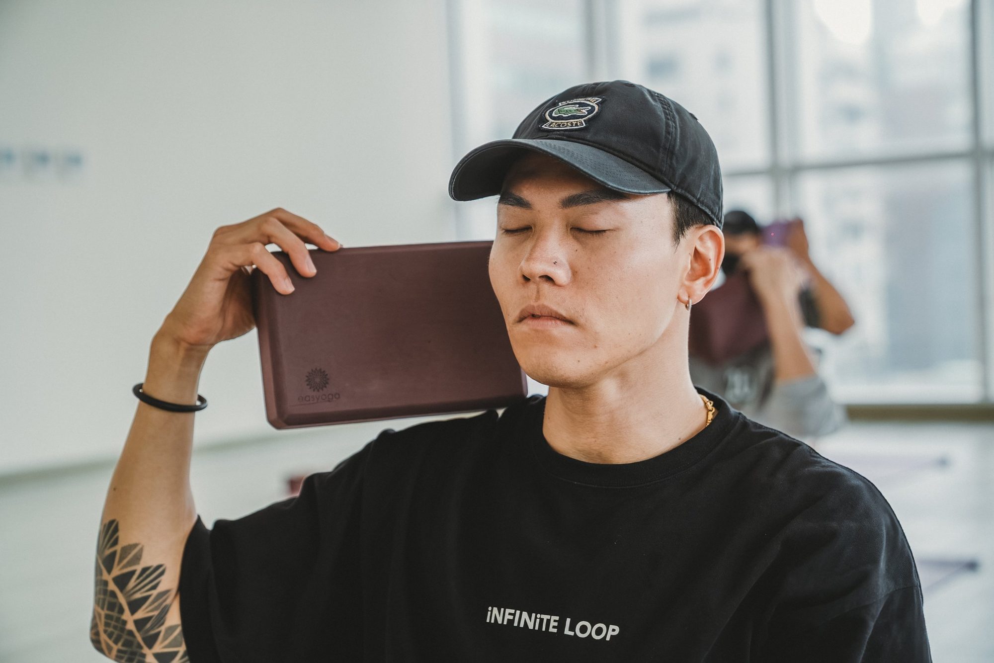 閉眼、磚貼臉,向內收的一刻