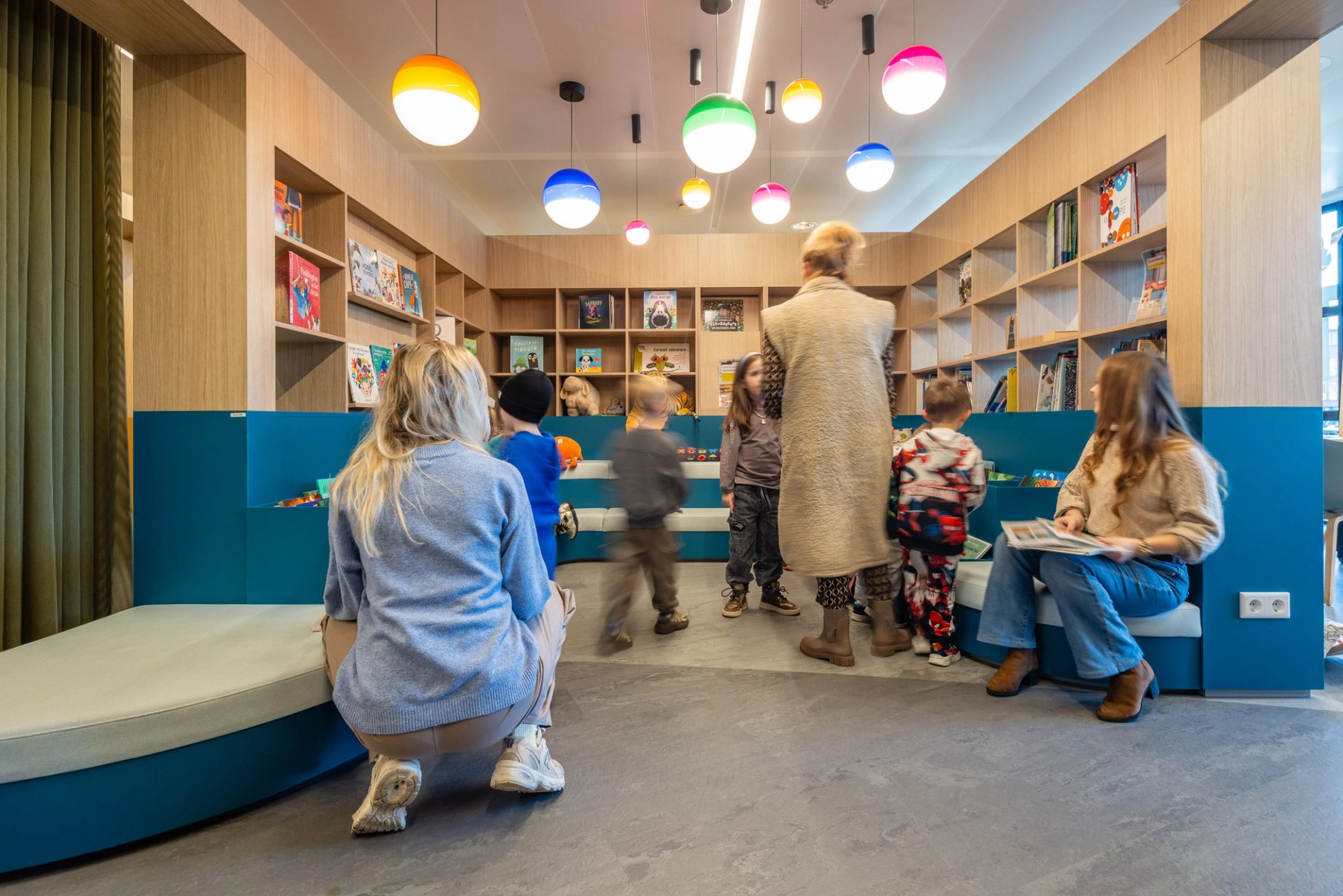 Boekenhoek met kindertribune Bibliotheek Zevenbergen