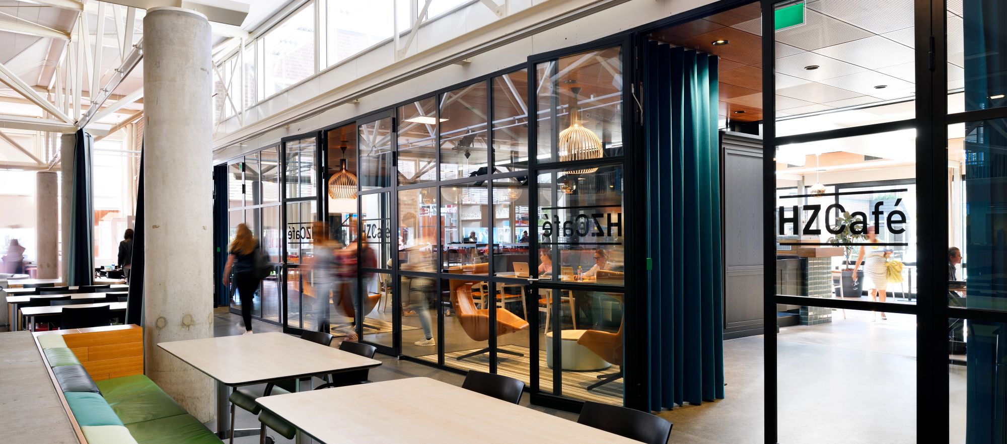 stalen pui tussen atrium en HZ Café 