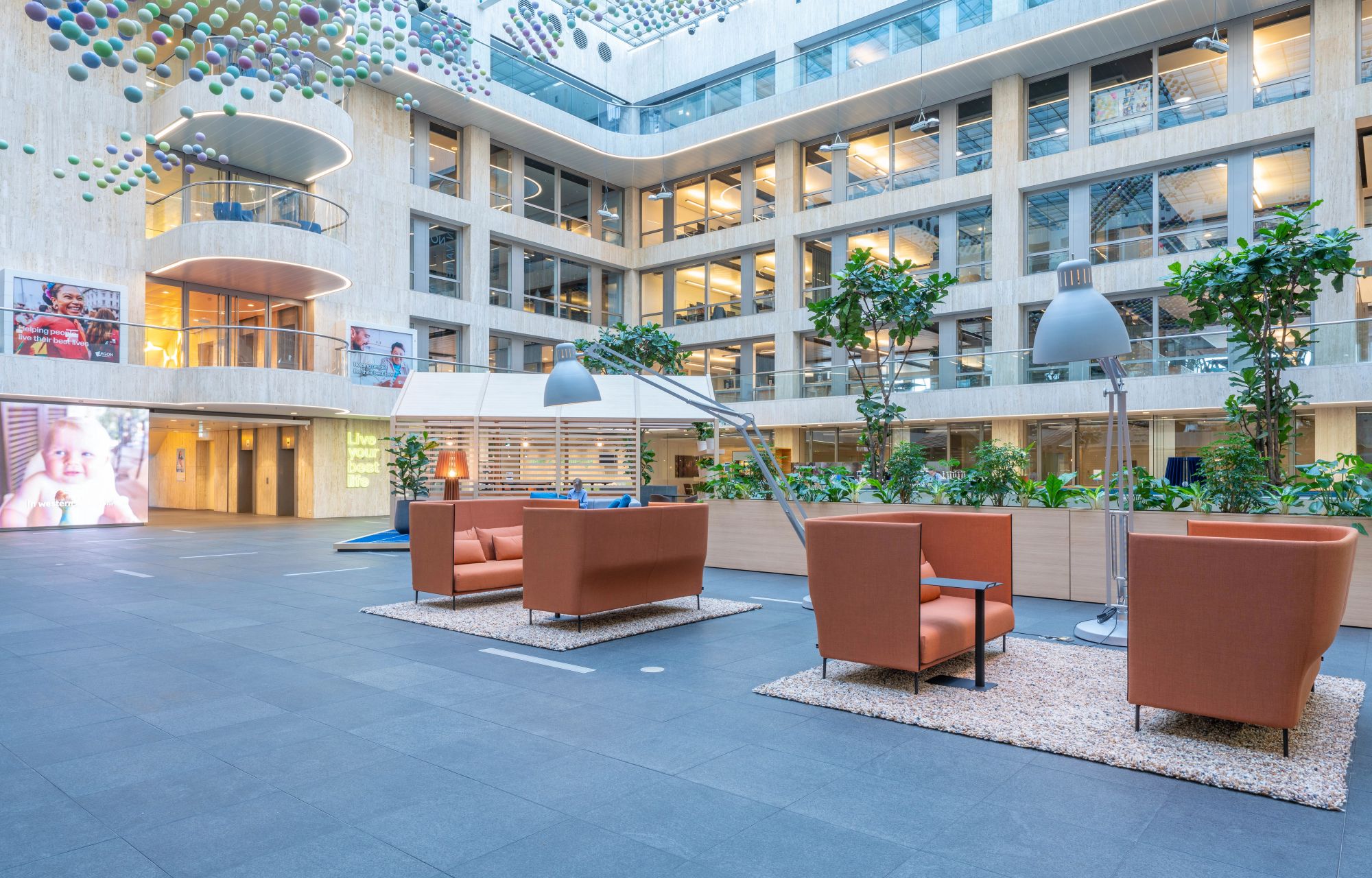 Informeel overleg op Aegon ontmoetingsplein