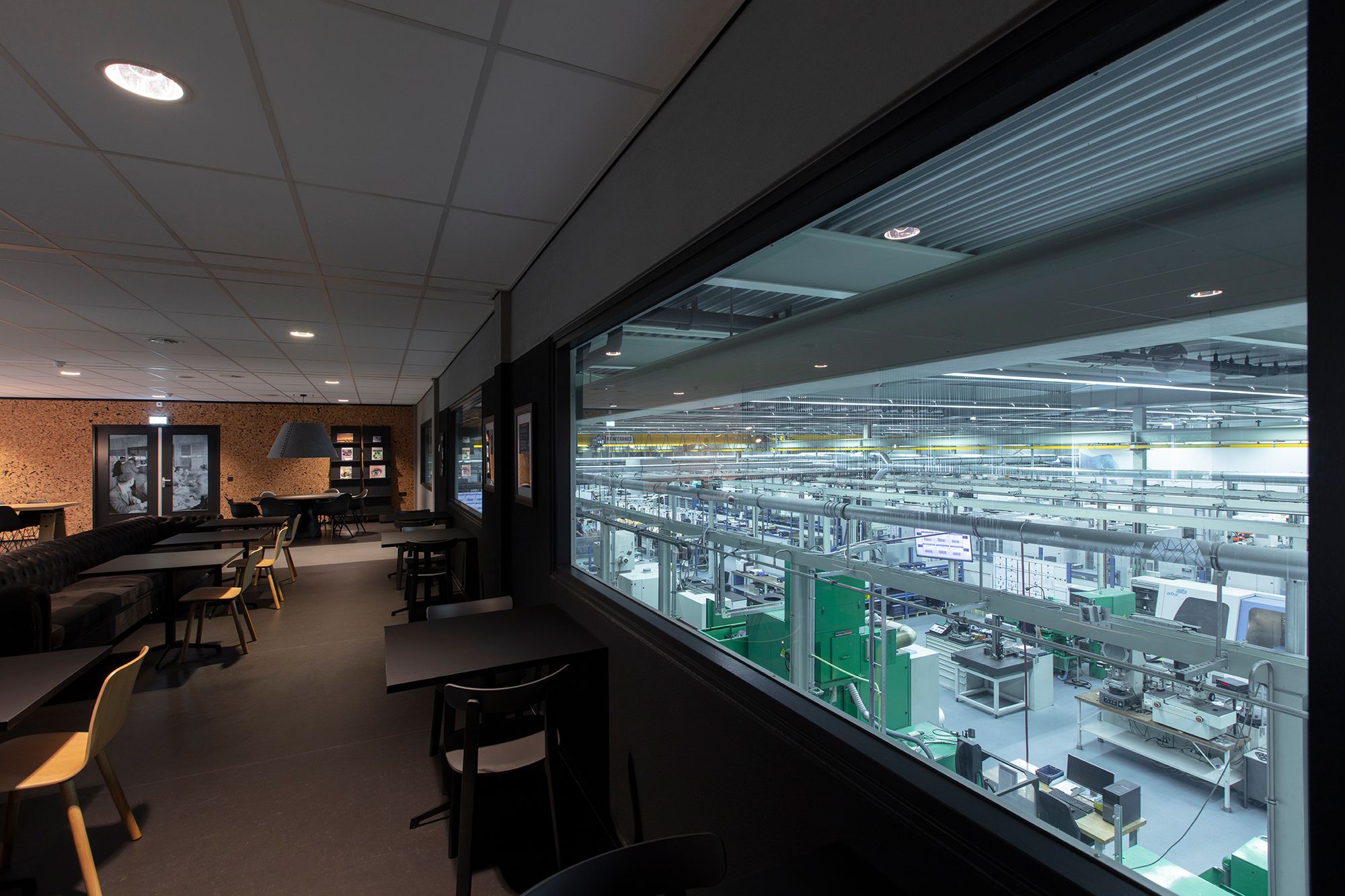 doorzicht naar werkplaats