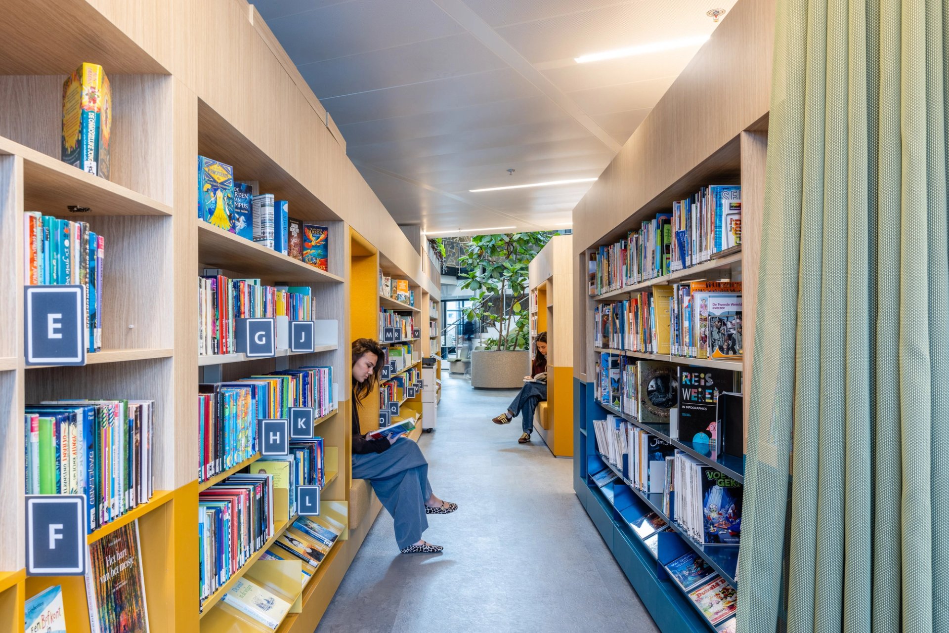 corridor bibliotheek Zevenbergen