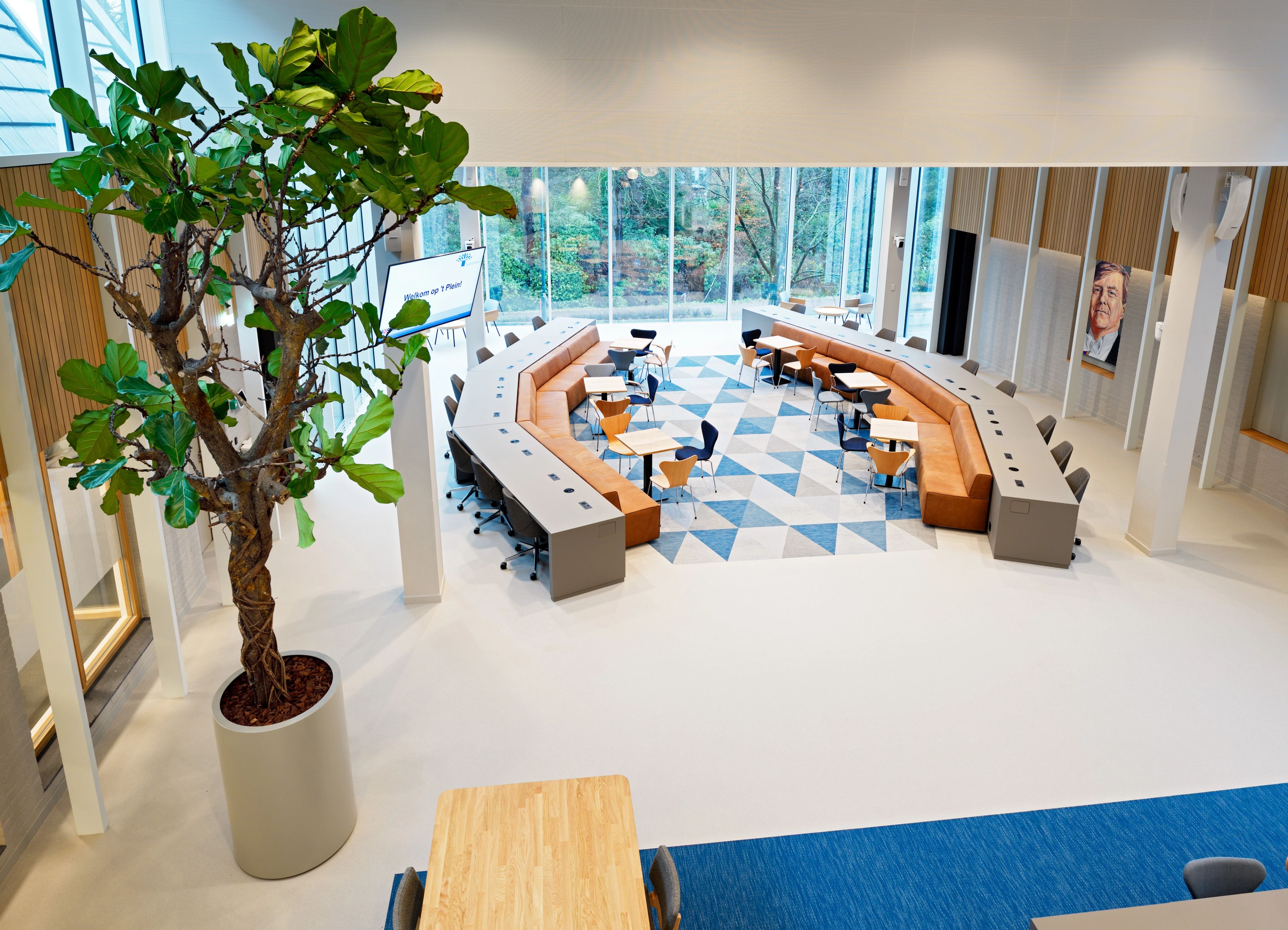 Lunchwerkcafé en raadsopstelling (foto rechts)