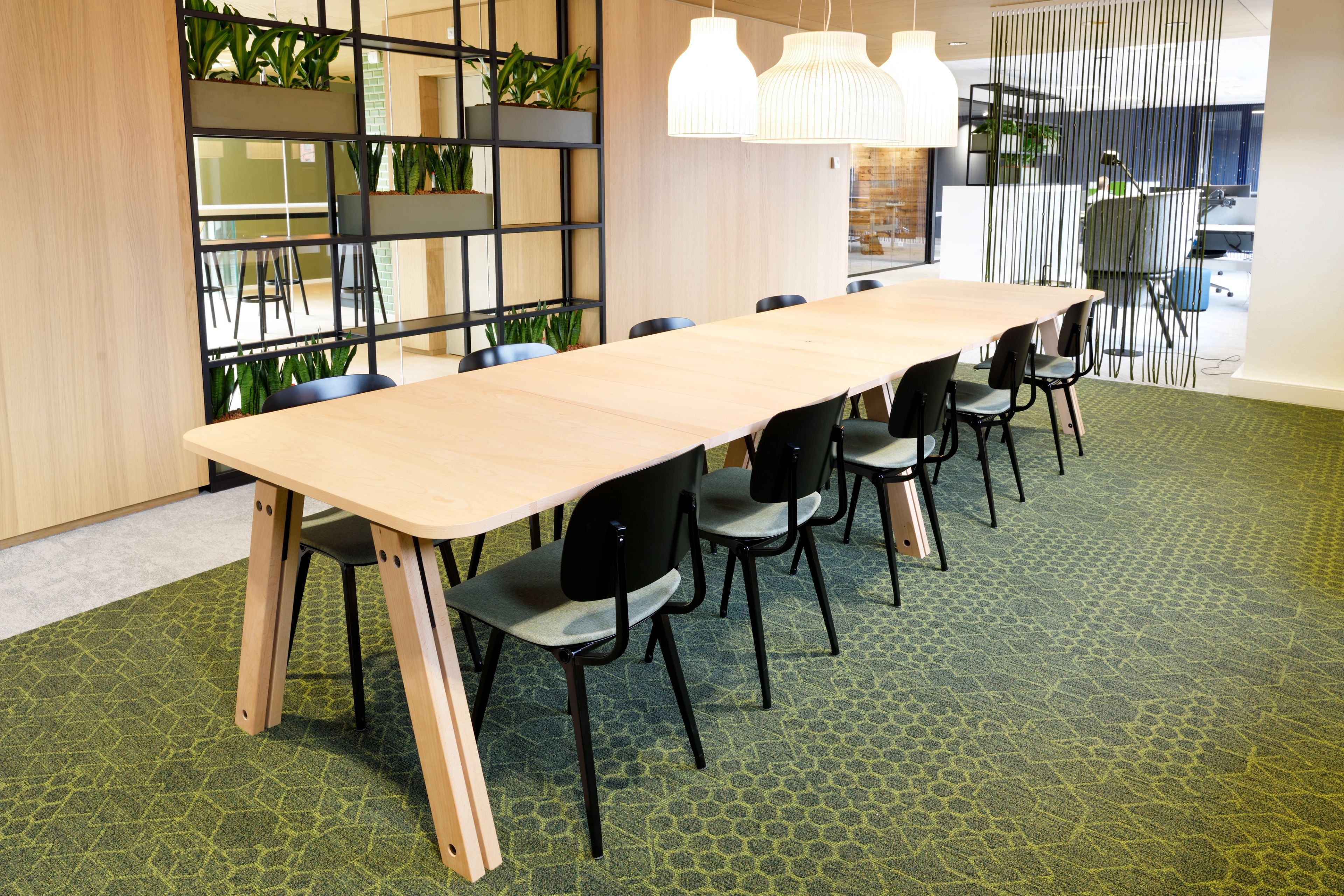 Tafel uit oude traptreden Woonpartners