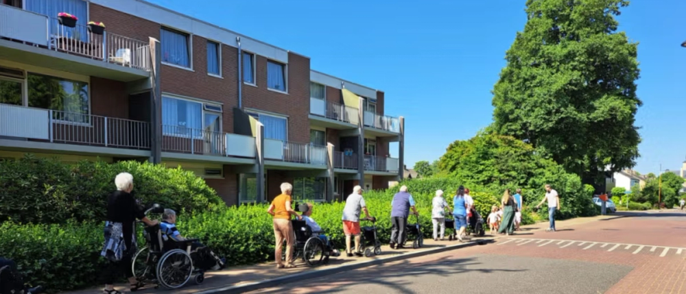Peuters en bewoners van Oosterbeemd doen samen beweegactiviteiten en een korte wandeling, bevordert verbinding tussen jong en oud en stimuleert gezond bewegen