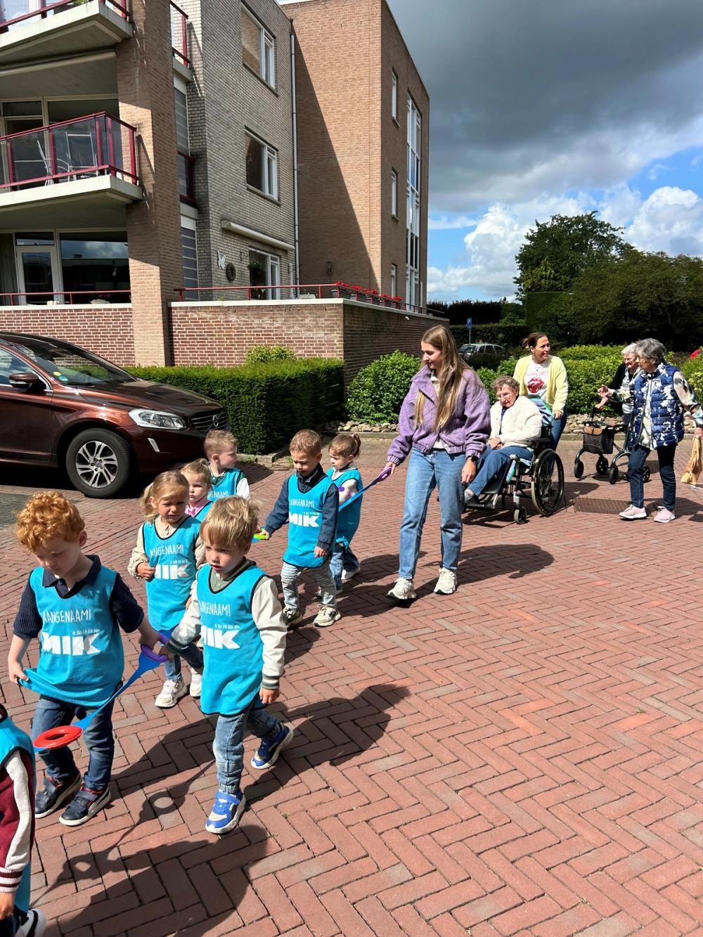 Peuters en bewoners van Fonterhof doen samen beweegactiviteiten en een korte wandeling, bevordert verbinding tussen jong en oud en stimuleert gezond bewegen