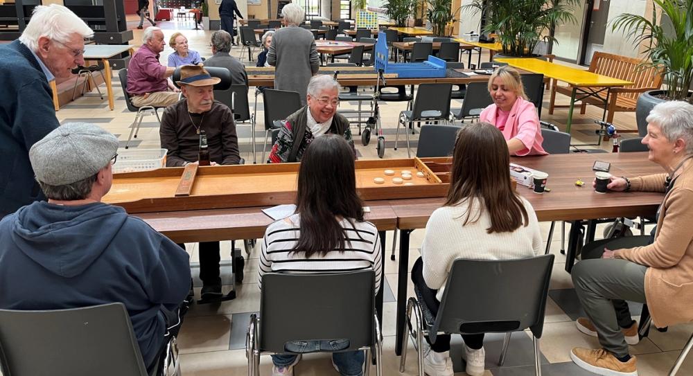 Leerlingen van Bernard Lievegoed College voeren activiteiten uit met bewoners, bevordert verbinding tussen jong en oud en biedt praktijkervaring in zorg en welzijn