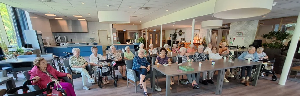 Bewoners van de aanleunwoningen in Campagne genieten samen van een filmavond, bevordert sociale verbinding en woonplezier in de buurt