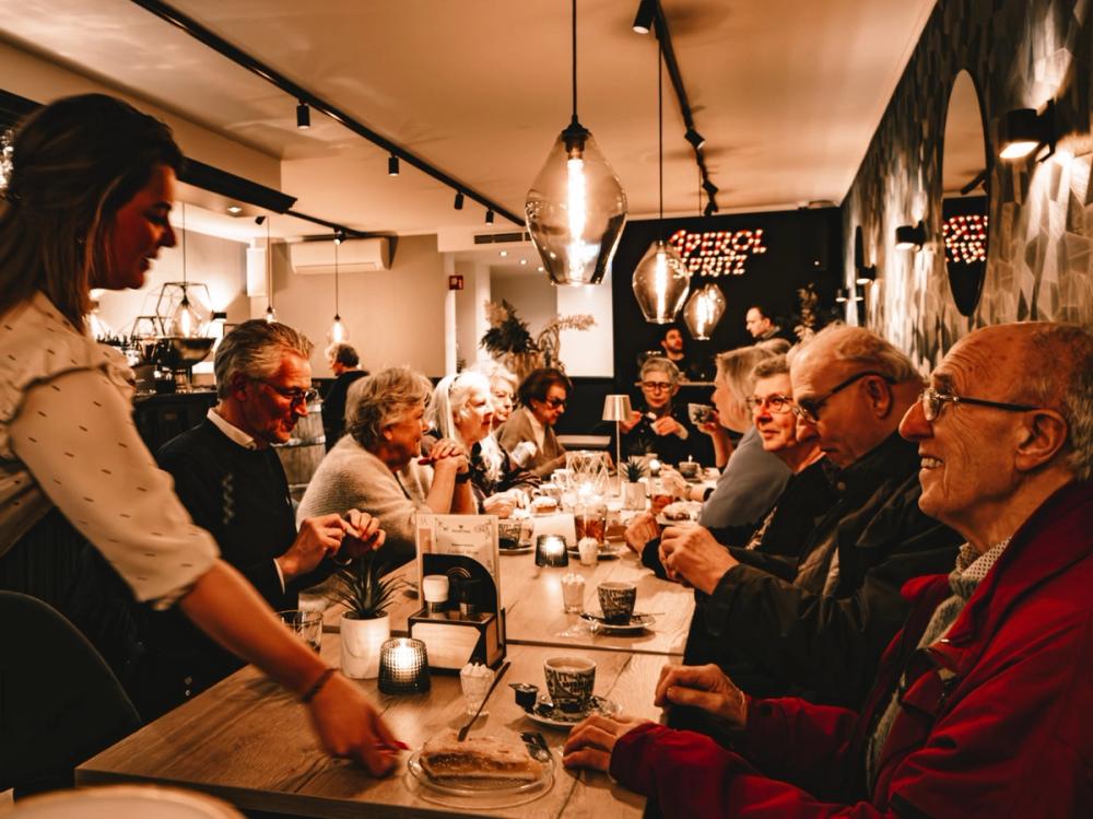 Senioren en vrijwilligers gaan samen op pad voor koffie en boodschappen in Valkenburg, bevordert sociale verbinding en actieve deelname in de wijk