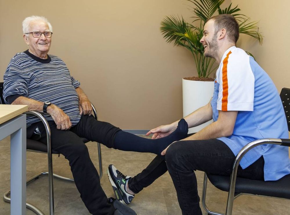 Illustratie van een oudere en mantelzorger die samen handelingen uitvoeren, waardoor de oudere minder afhankelijk is van professionele zorg en zelf regie houdt