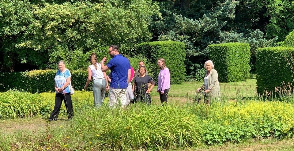 Senioren en cliënten van Radar maken samen een wandeling bij De Erker, bevordert beweging, sociale ontmoeting en vermindert eenzaamheid