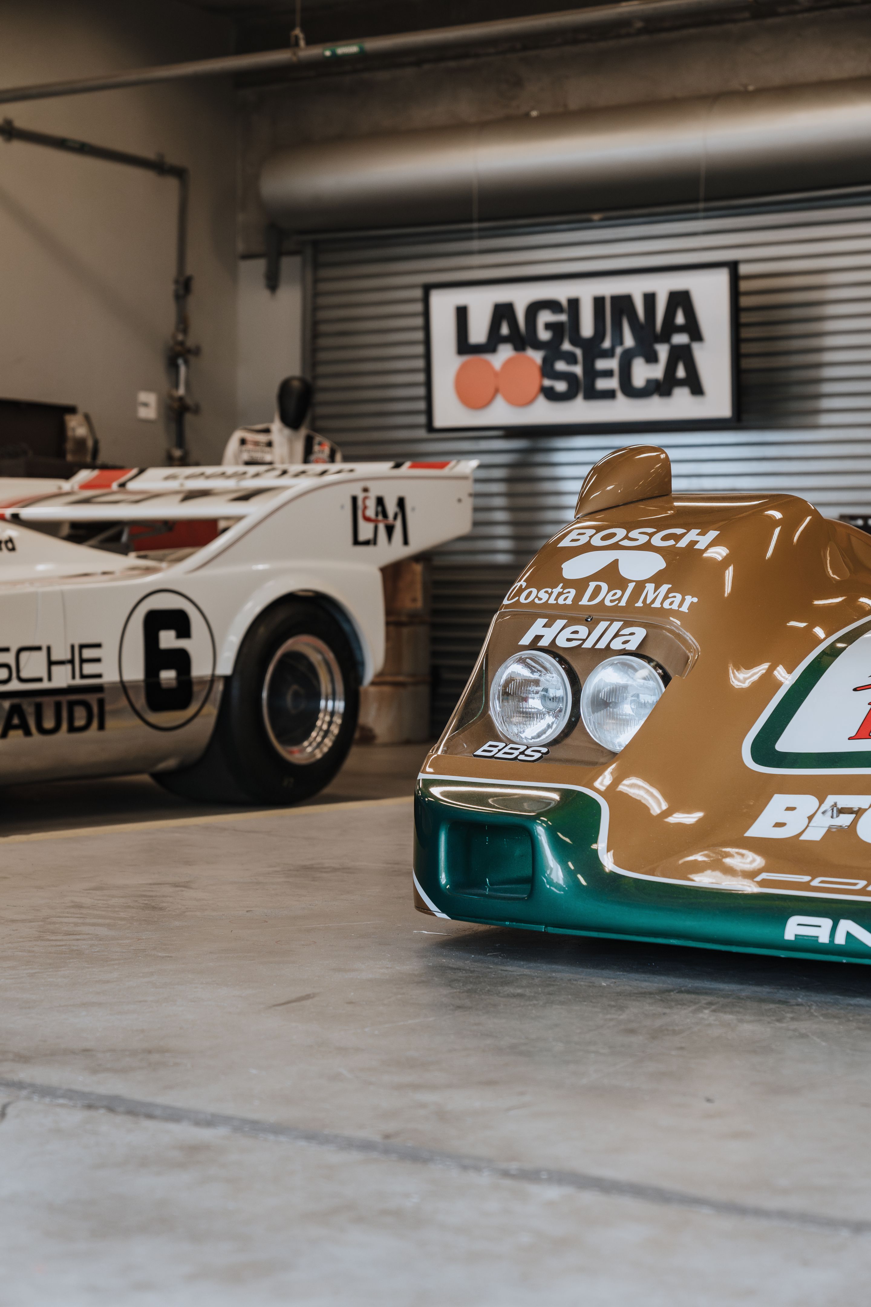 White Porsche 911 996 GT2 with 18" EC-7RS Apex wheels in Anthracite