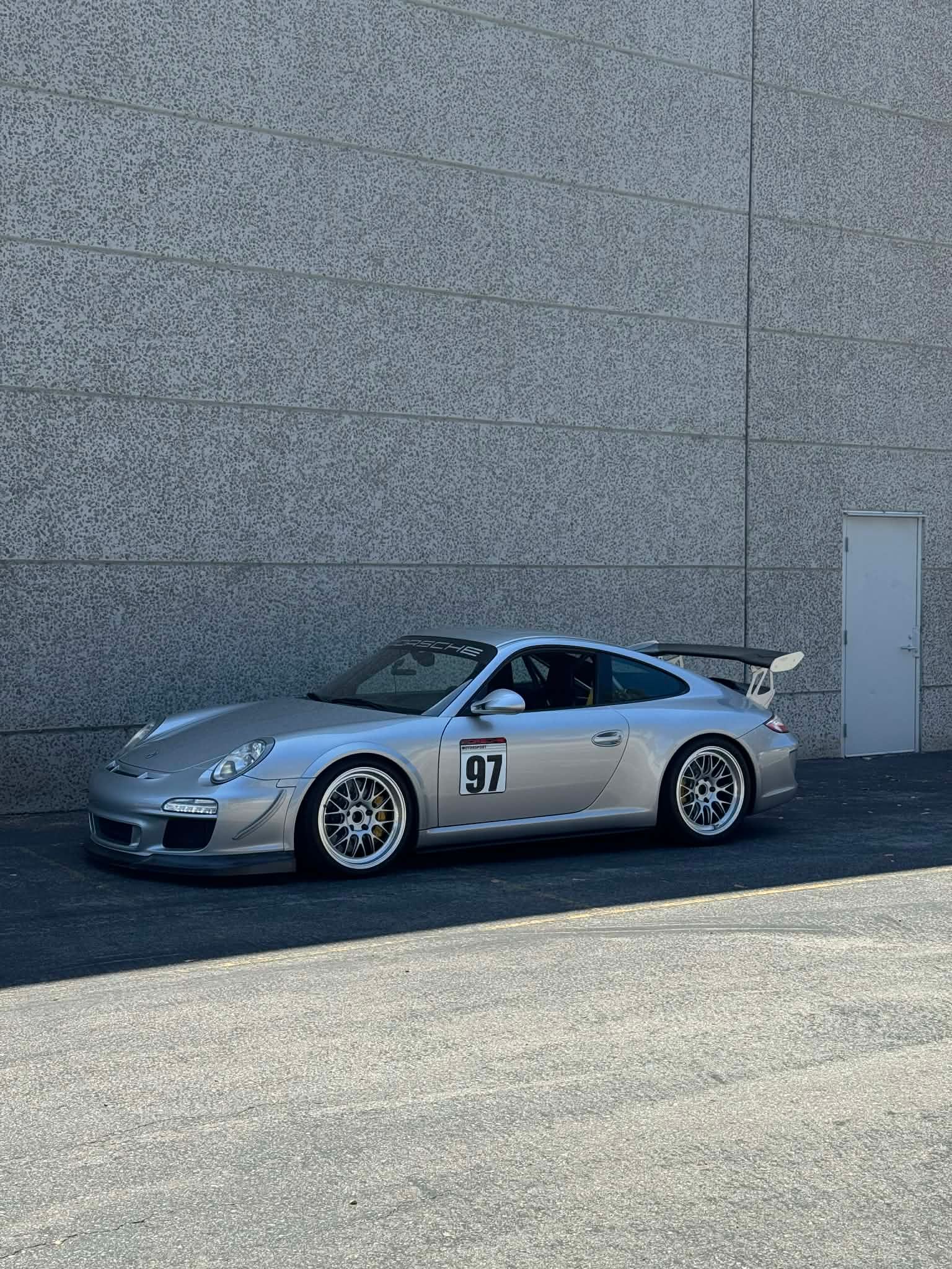 Silver Porsche 911 997 GT3 with 19" ML-10RT Apex wheels in Machined Lip Race Silver
