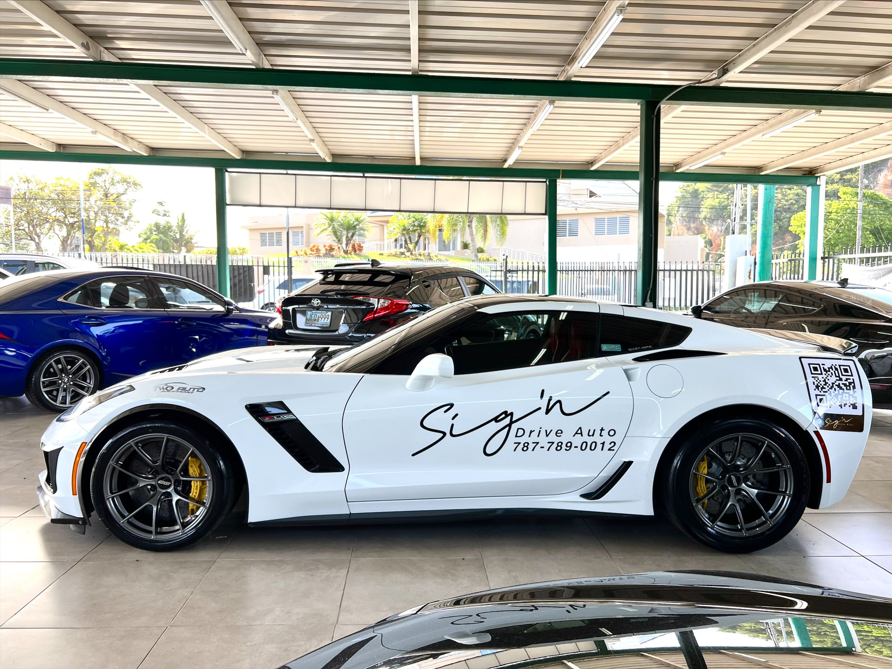 White Chevrolet C7 Corvette Z06 with 18" VS-5RS Apex wheels in Anthracite