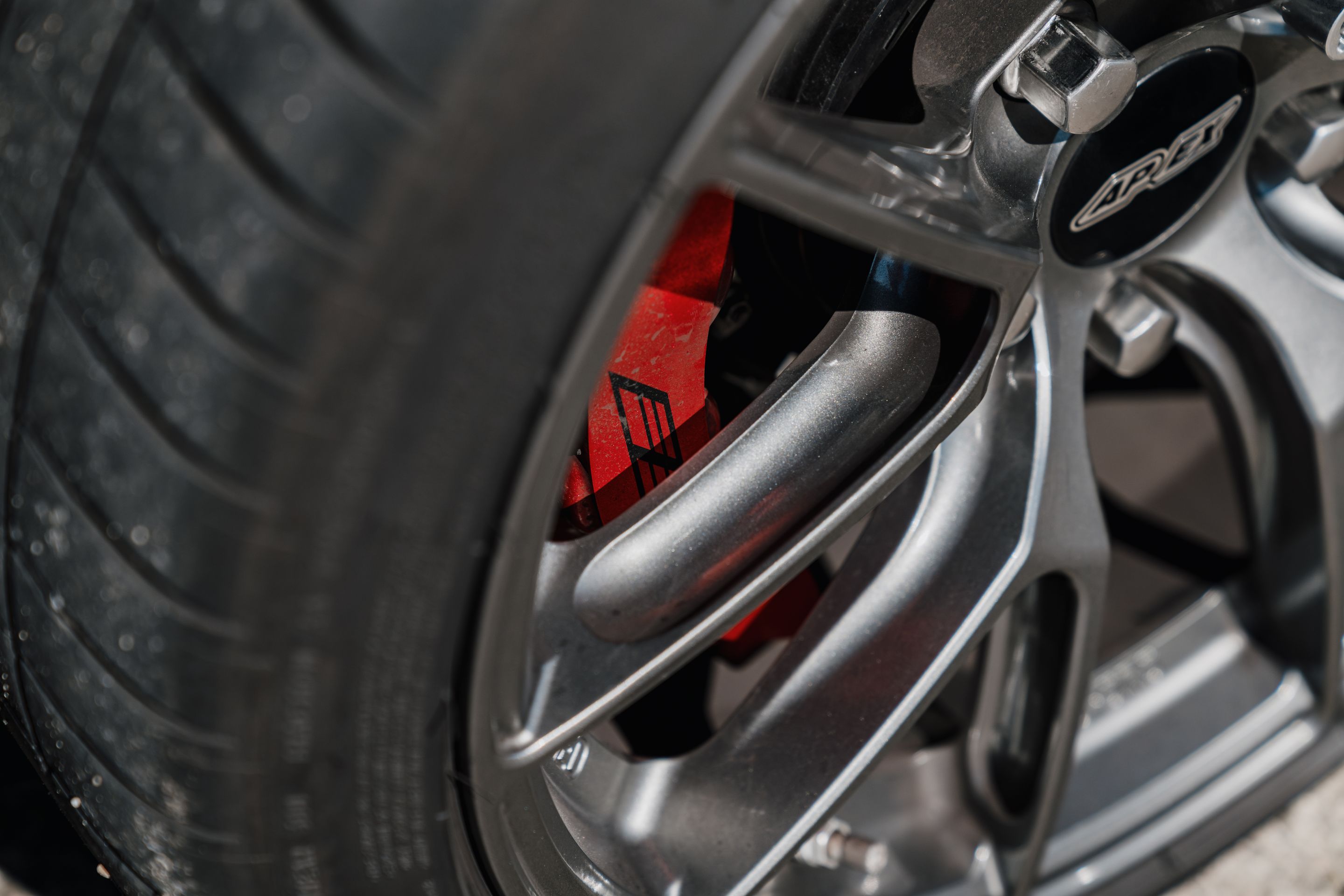 Orange Cadillac CT4-V Blackwing with 18" VS-5RS Apex wheels in Anthracite