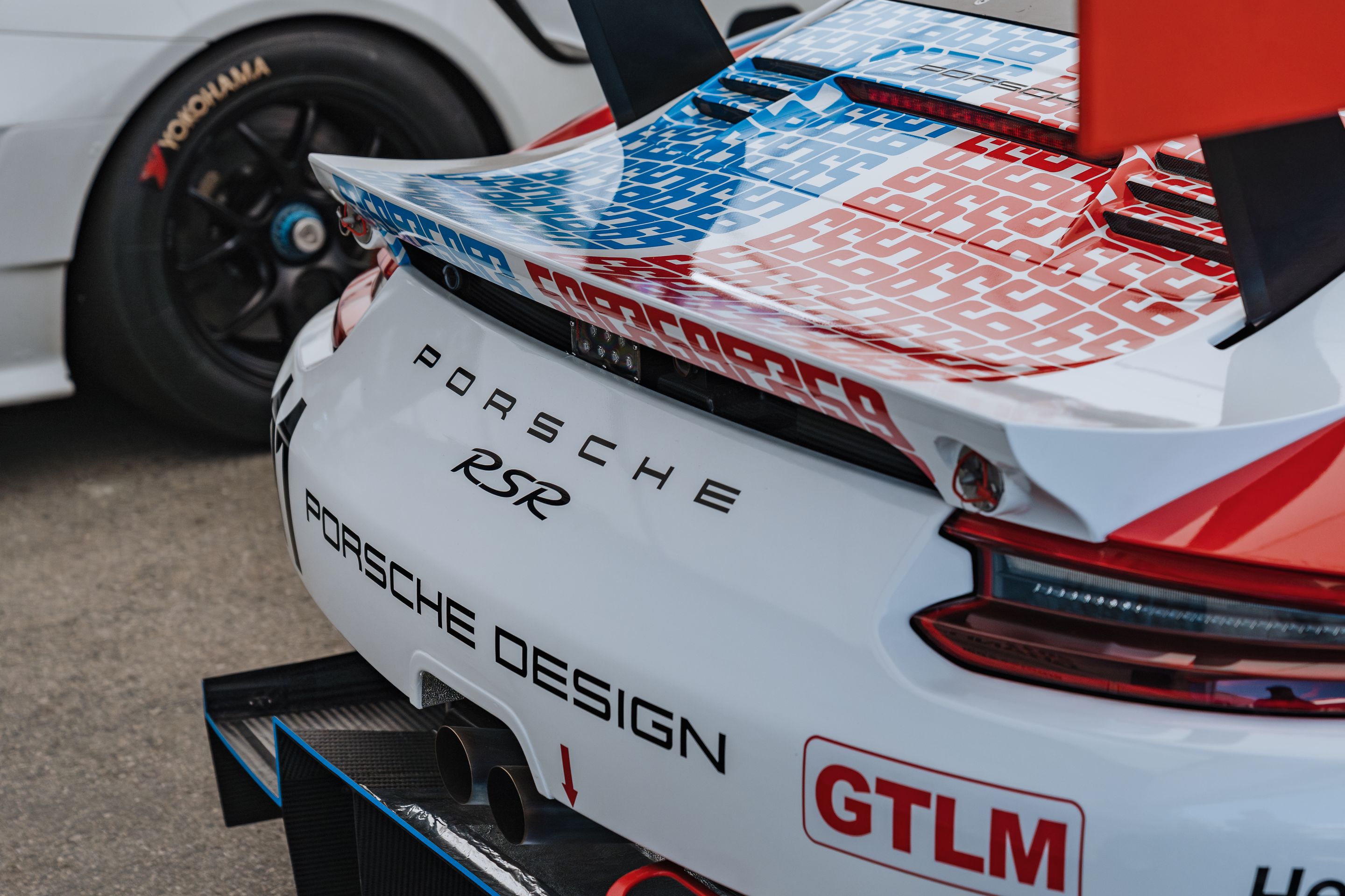 White Porsche 911 996 GT2 with 18" EC-7RS Apex wheels in Anthracite