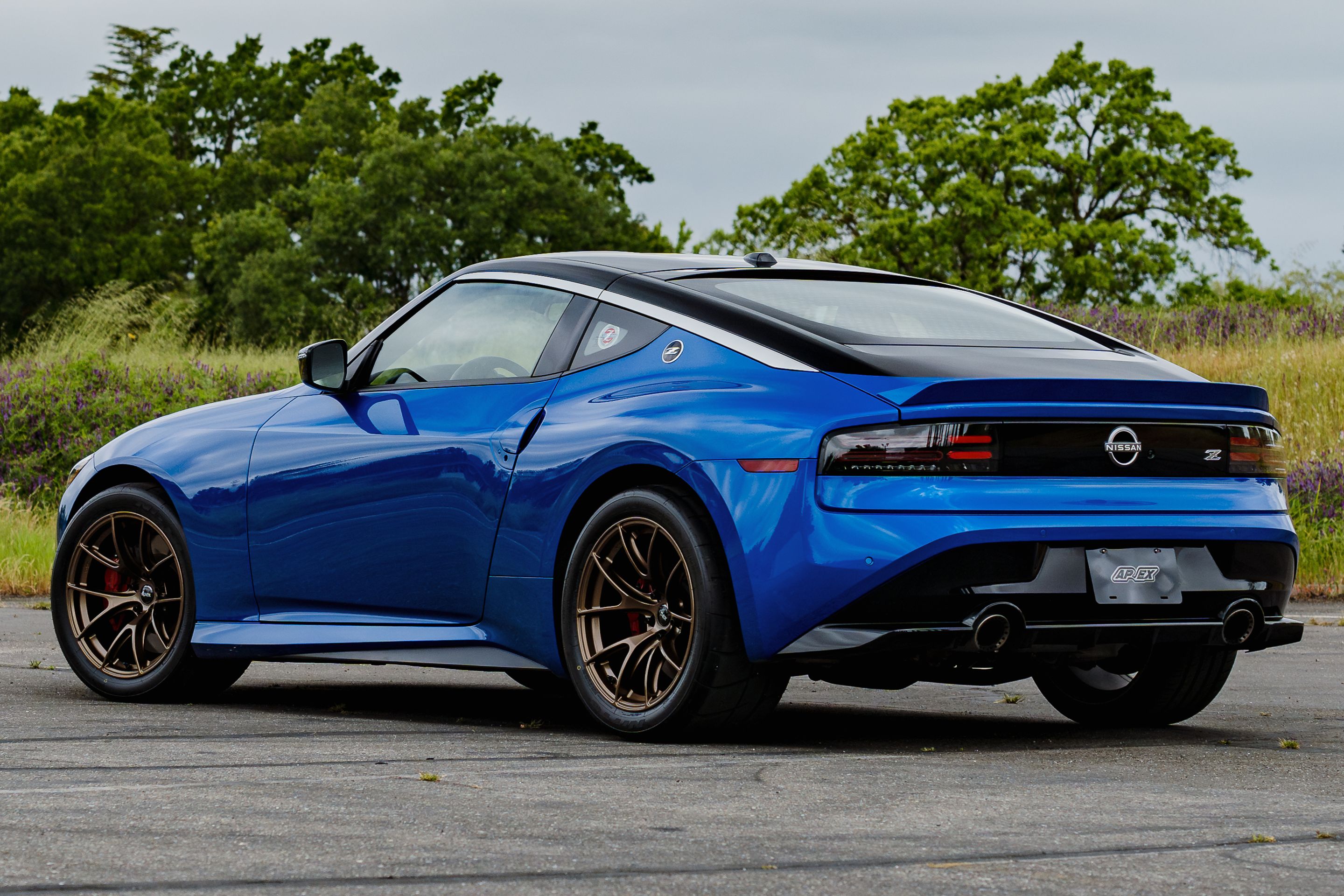 Blue Nissan Z with 18" VS-5RS Apex wheels in Satin Bronze