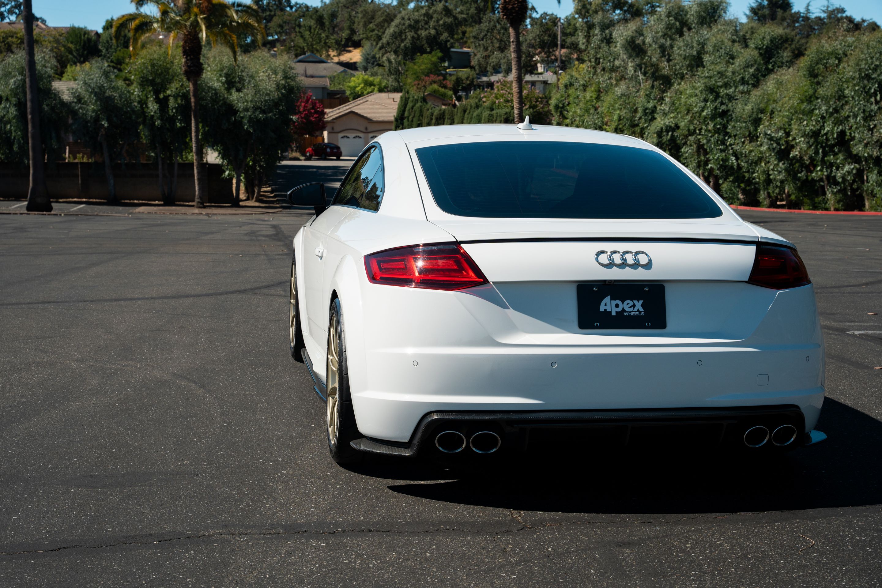 White Audi 8S TTS with 18" SM-10RS Apex wheels in Motorsport Gold