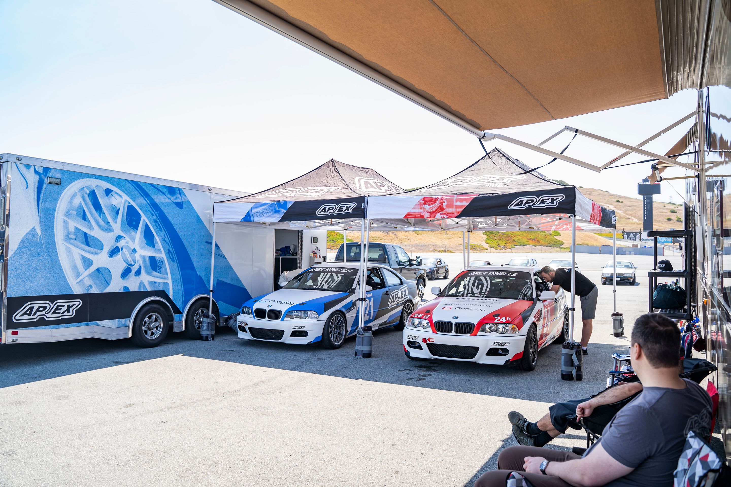 Multicolor BMW Spec E46 with 17" EC-7R Apex wheels in Anthracite